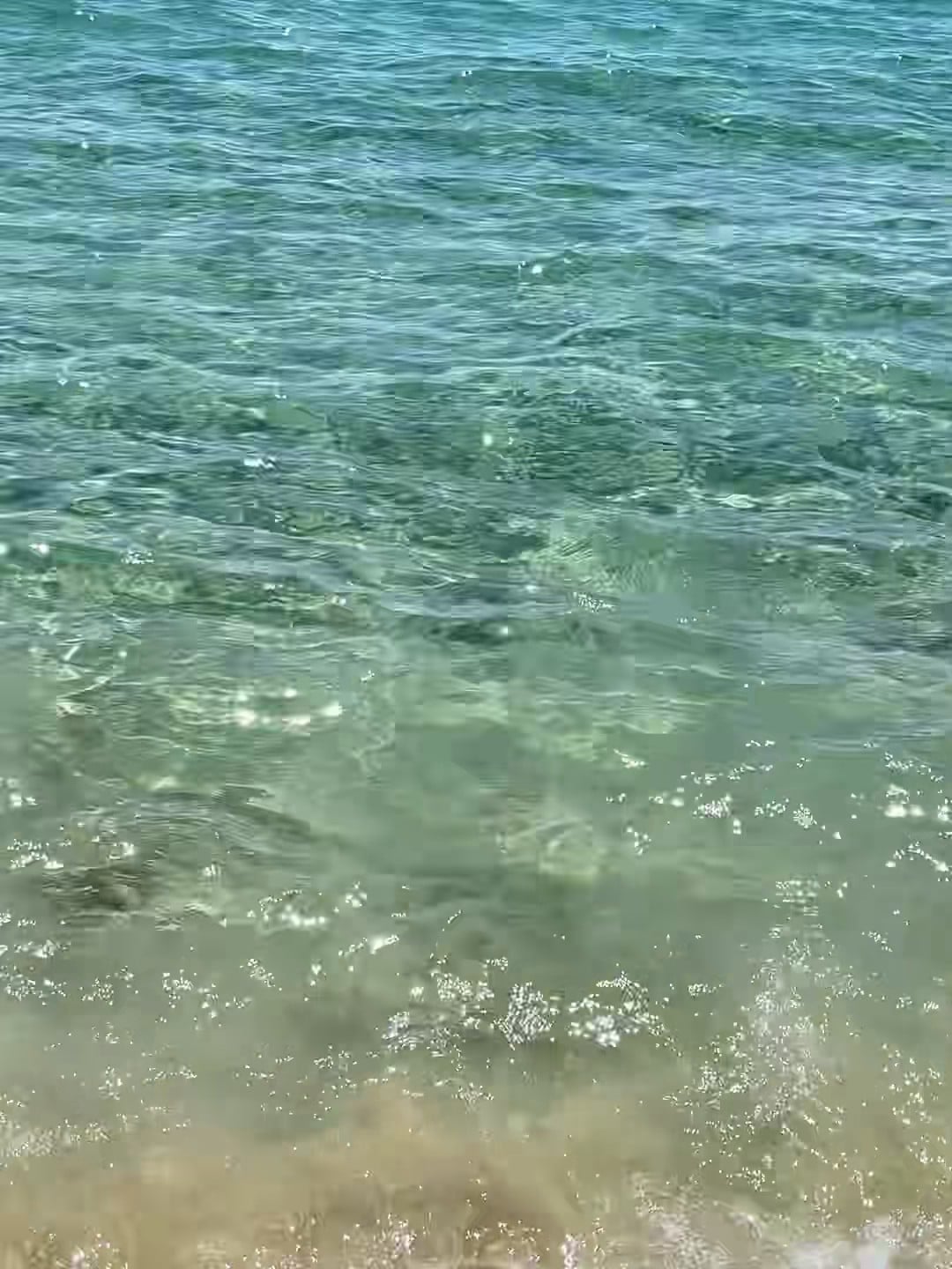 海边发呆的十分钟，水波纹像在写诗 🌊