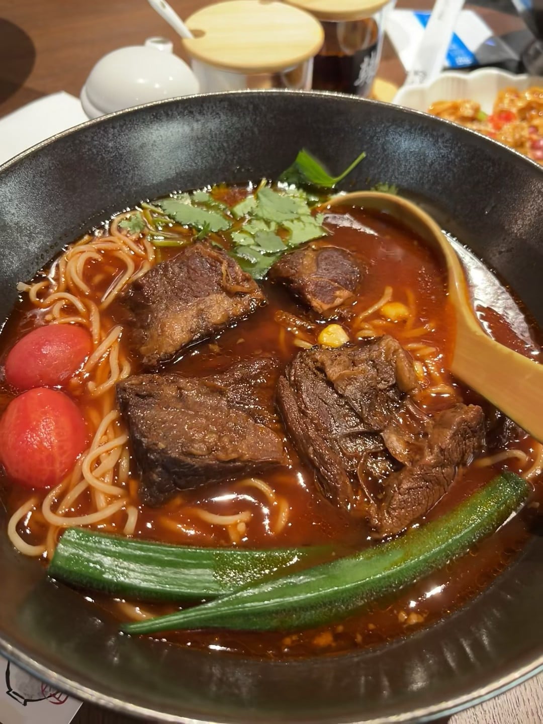 今天在街角小馆子啃了块软烂牛腩，汤都喝光了…