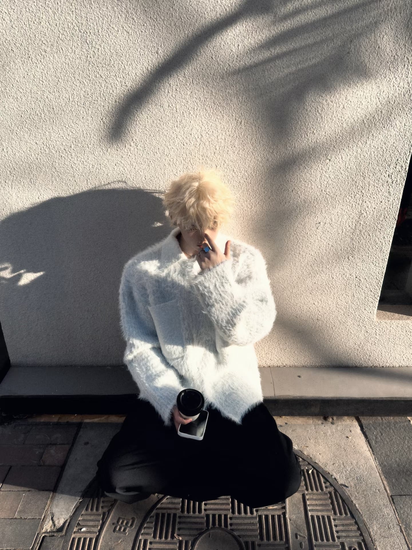 阳光刚好，毛衣配黑裤，蹲在井盖上喝咖啡 ☕️