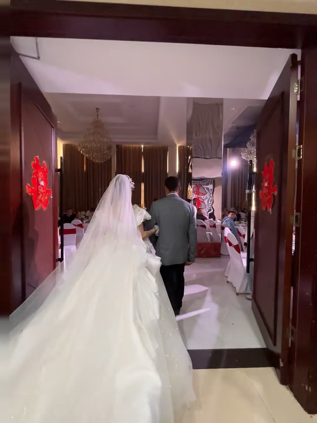 今天在酒店走廊偶遇一场中式婚礼…婚纱拖尾长到能当窗帘了