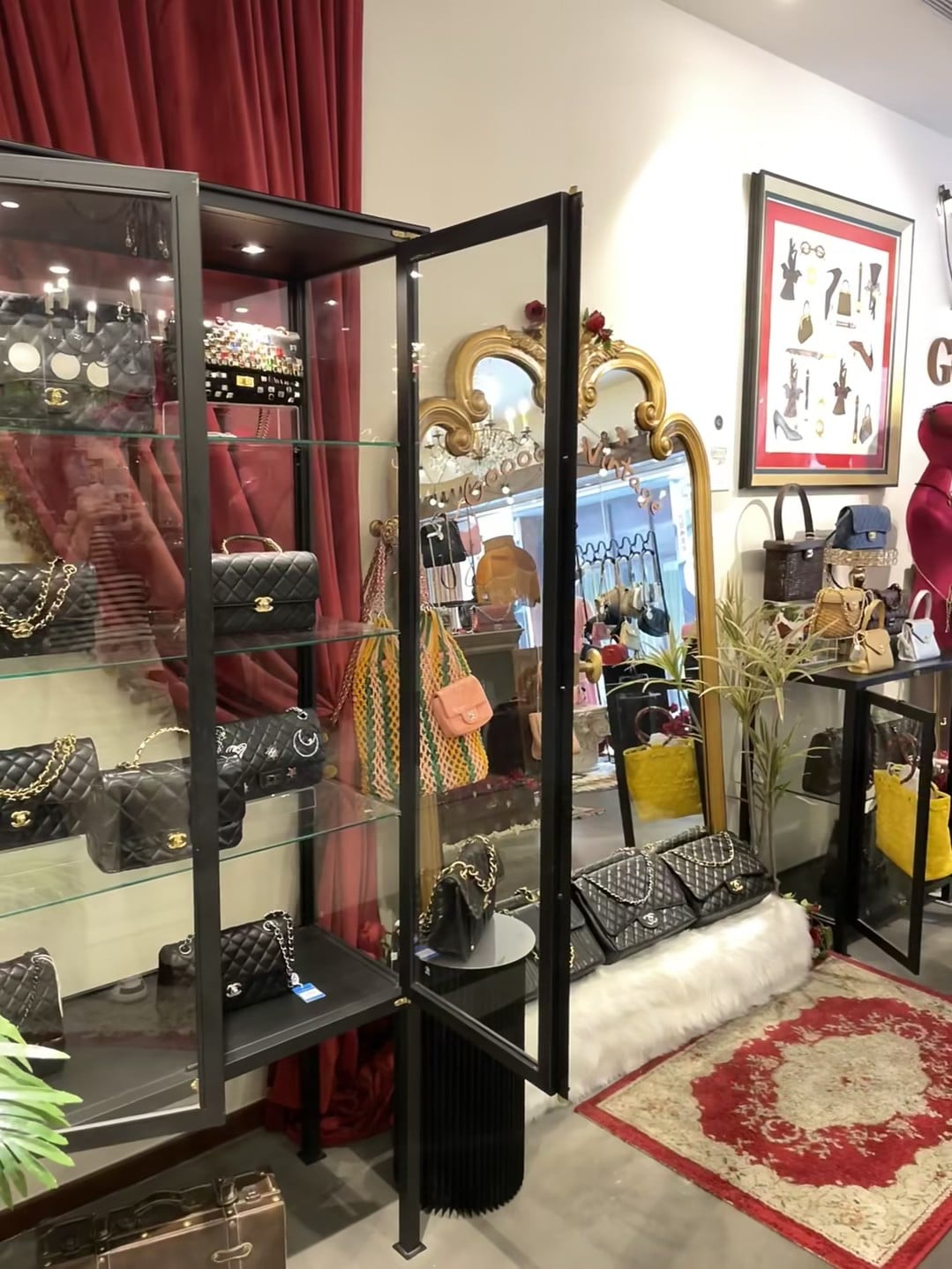 路过这家藏在街角的Vintage小店，玻璃柜里全是Chanel老花…但最戳我的是那面金镜子✨