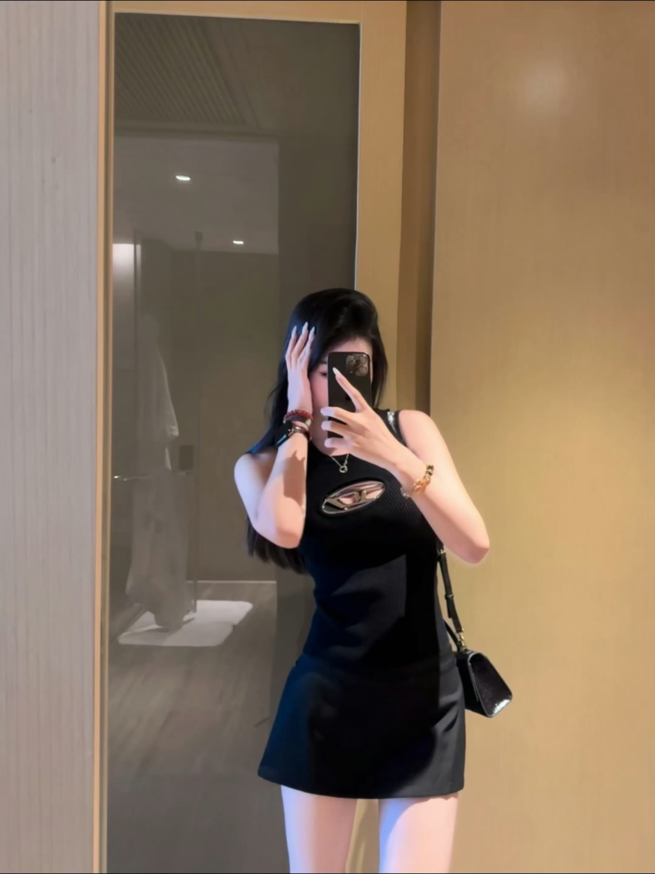 黑裙配小金包，今天在酒店镜子前偷拍自己…太爱这种随性又带点小心机的穿搭了