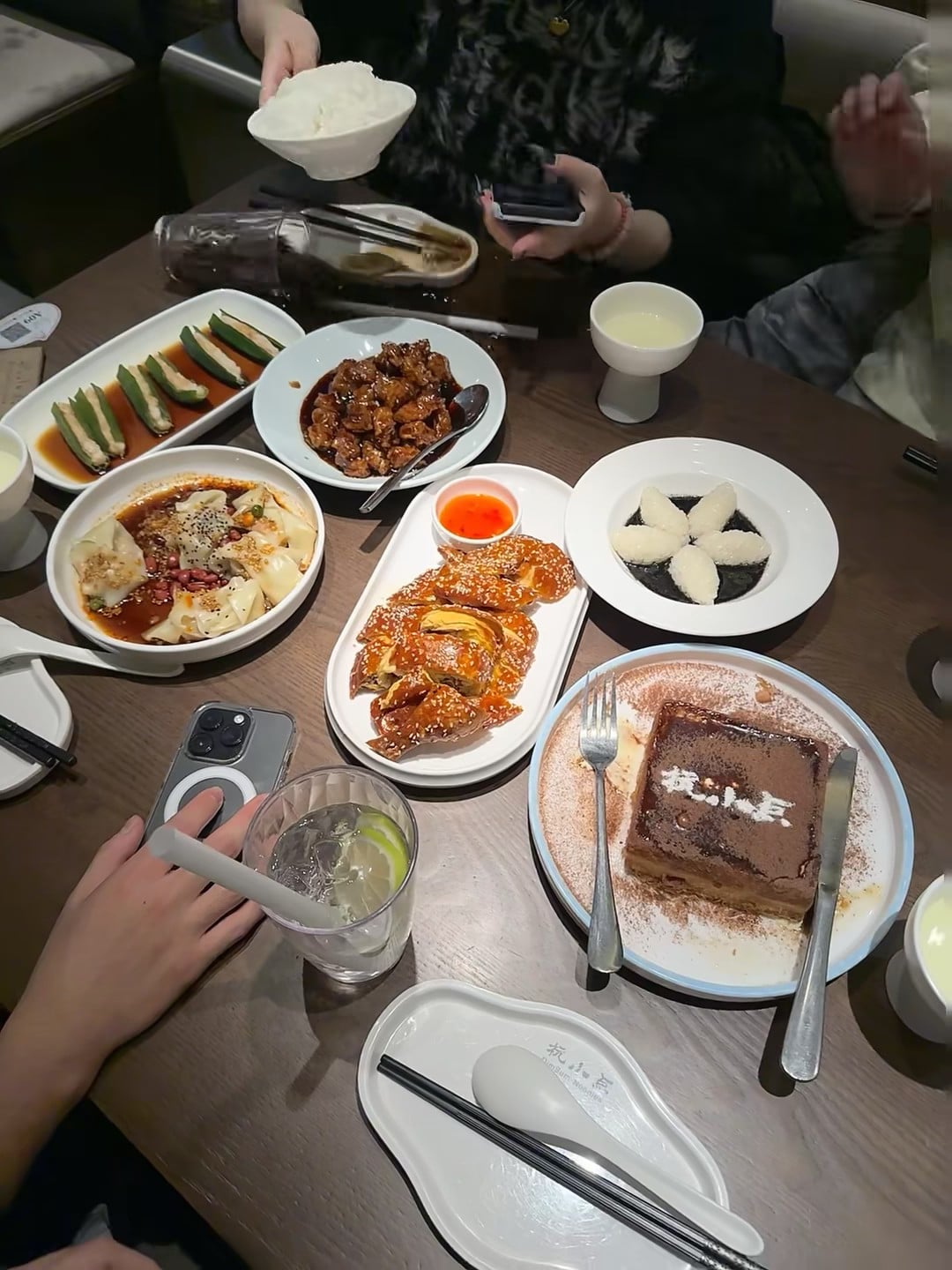 今天在小馆子被甜品治愈了，连叉子都忘了拿就拍了