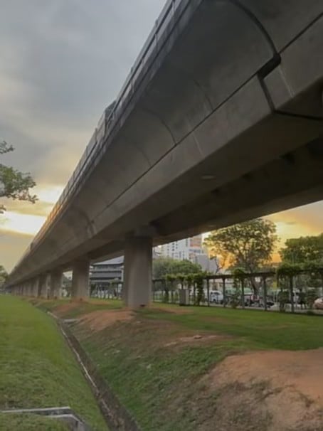 傍晚通勤路上的混凝土浪漫 🌇轻轨过桥时，整条河岸都染成橘子味