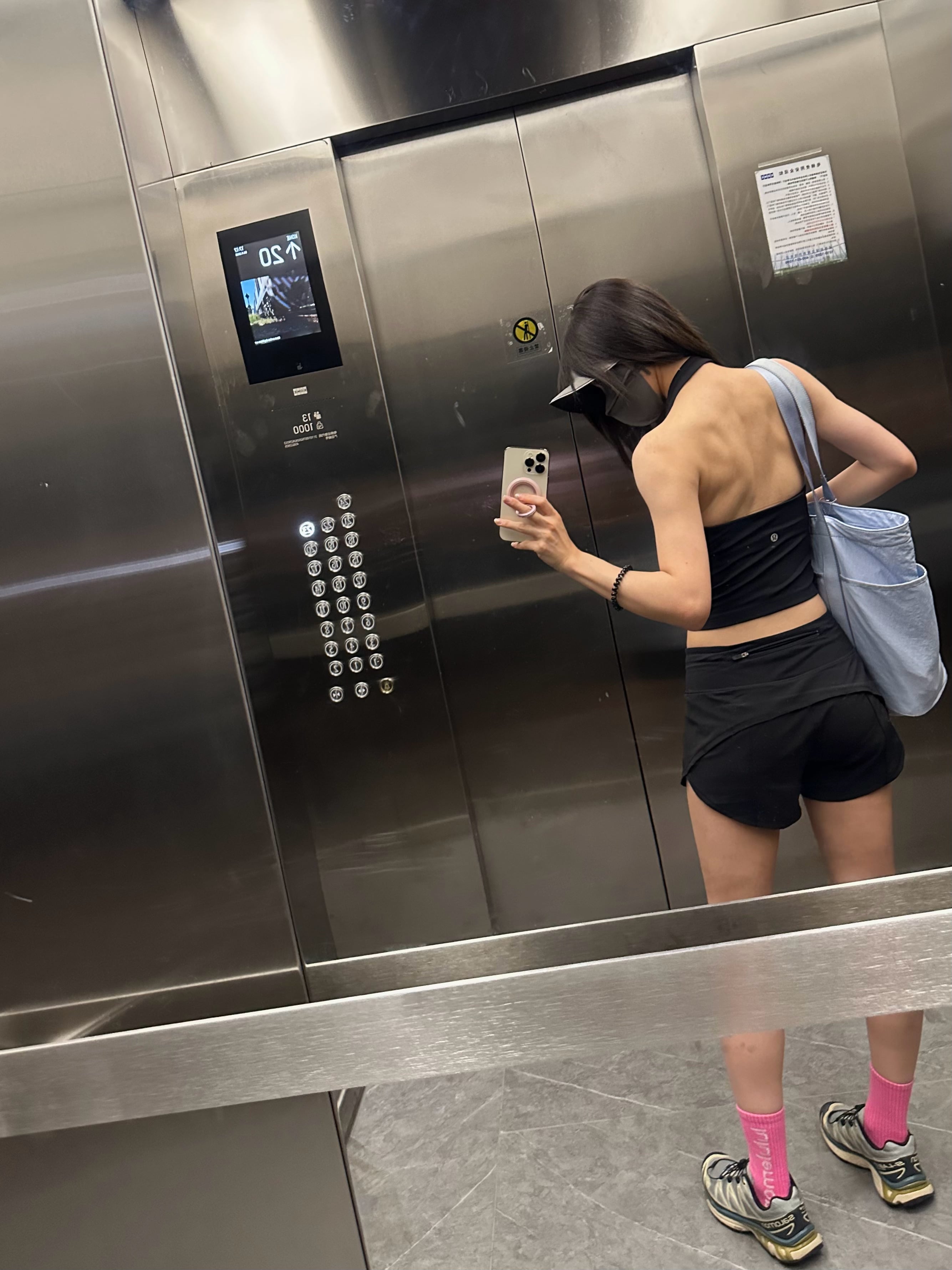 电梯镜子里的运动日常｜今天在楼里练背肌了