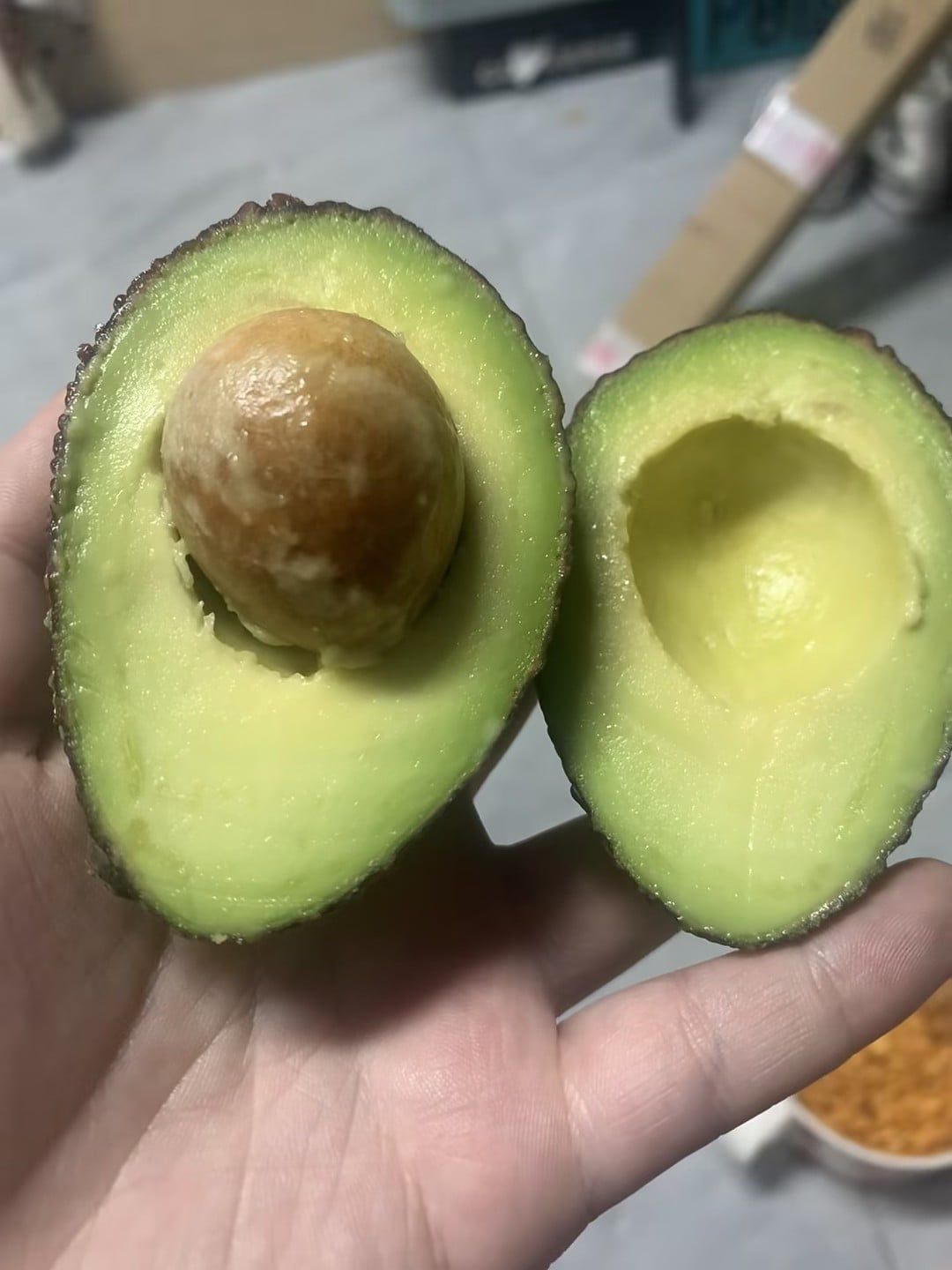 今天在公寓厨房发现的‘牛油果小太阳’✨ 一整个被治愈了