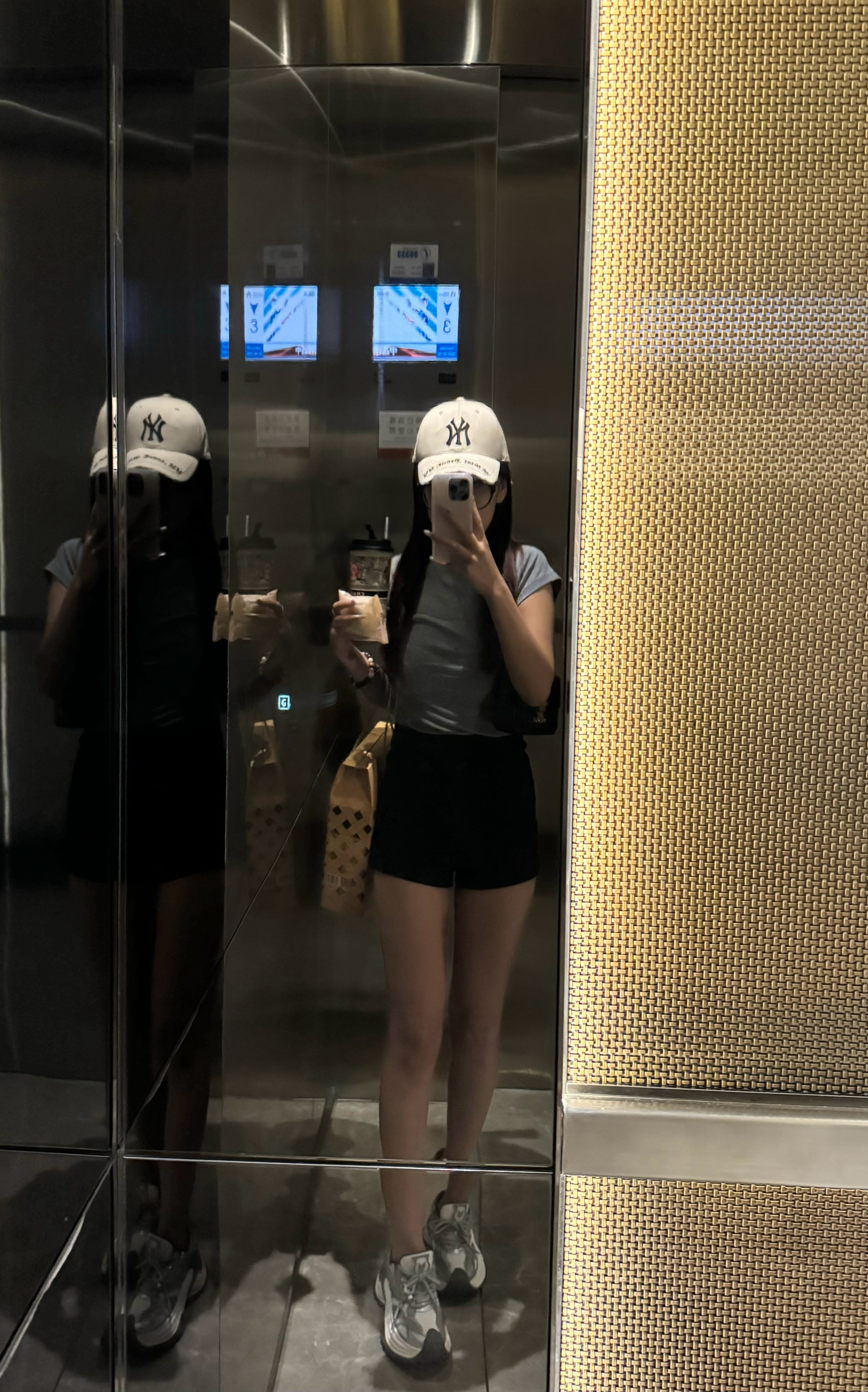 电梯镜里偷拍的日常｜今天这身是‘去上班还是去约会’的纠结版