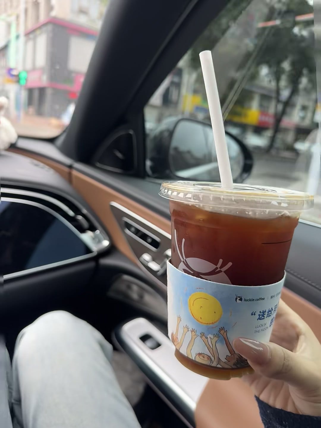 车里喝杯冰咖啡，窗外是熟悉的街景
