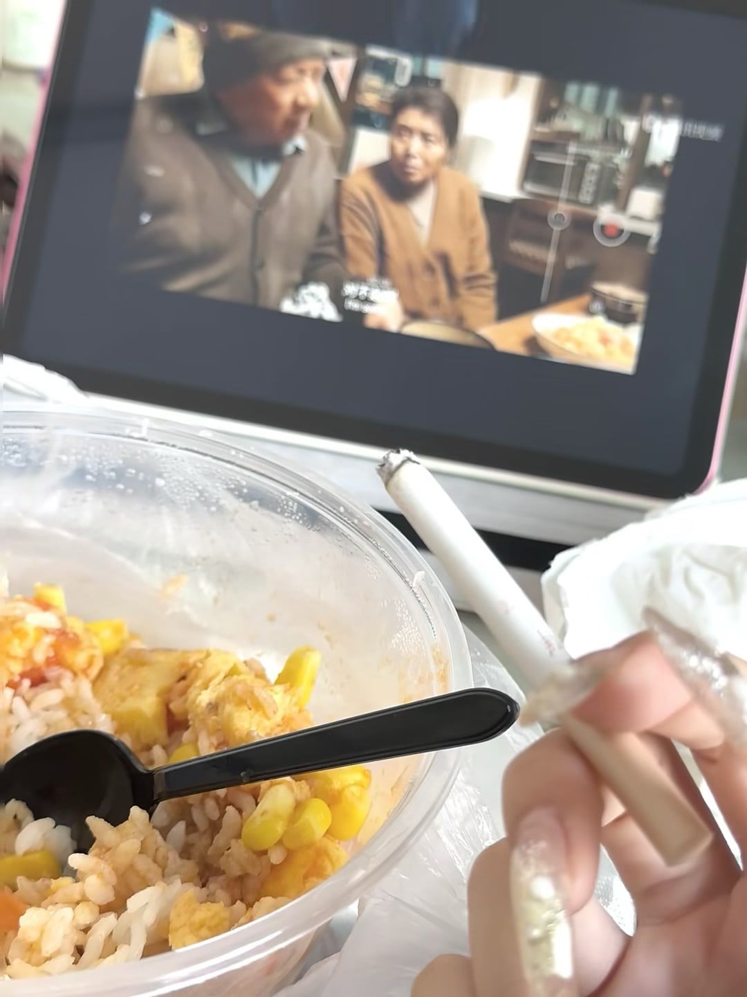边吃炒饭边看韩剧，烟灰缸都快满了