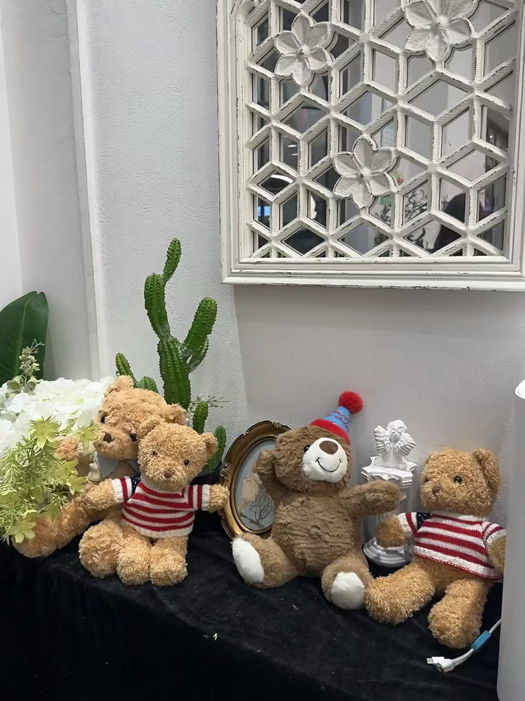 角落的毛绒小家族，今天在咖啡店窗边偷懒