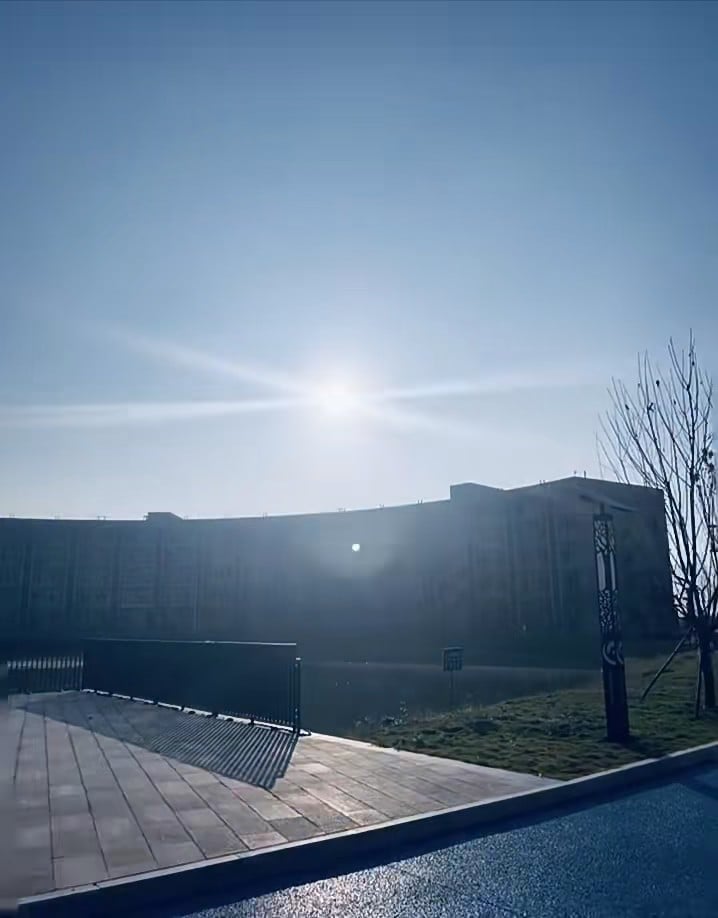 清晨的光，把新家前的广场照成一片银箔