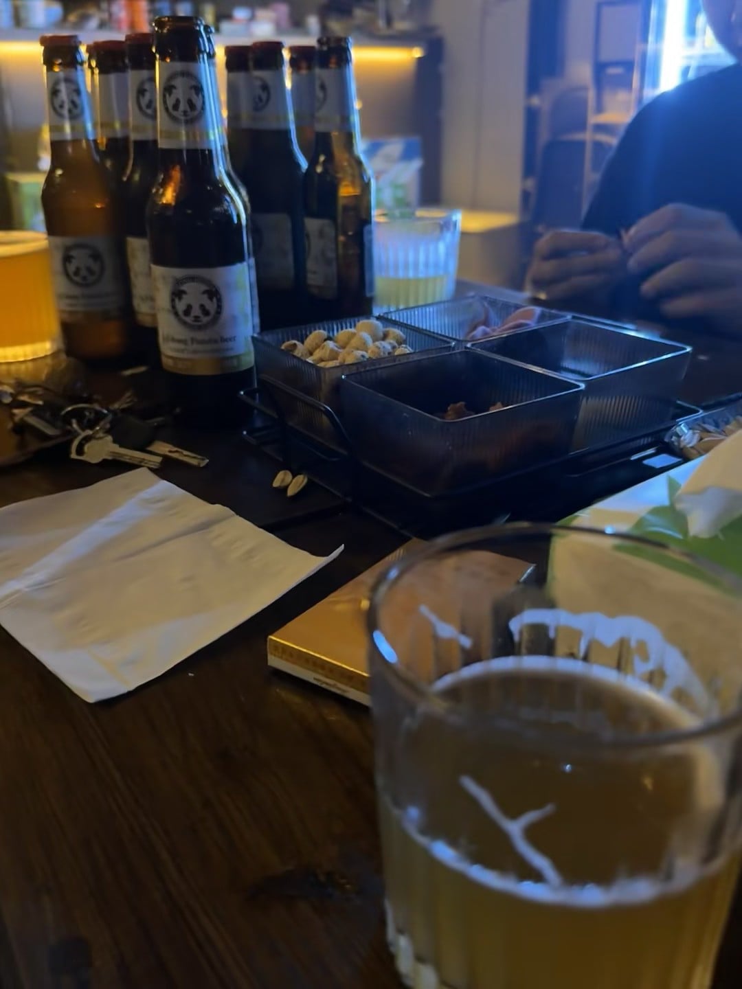 下班后在街角小馆摸鱼，啤酒配花生米，人生就该这样慢下来