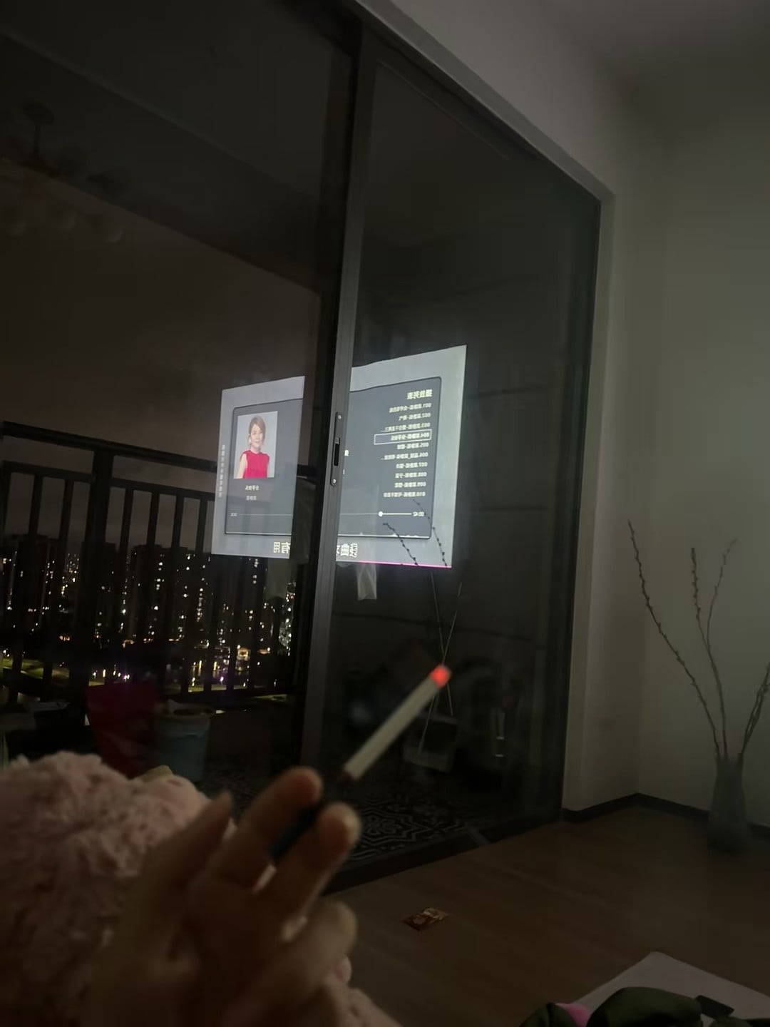 深夜摸鱼看剧，阳台外是整座城的灯火
