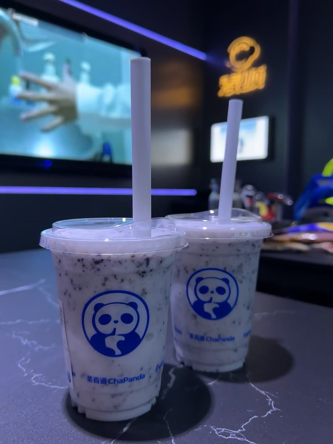 路过便利店发现新口味！奶昔里全是奥利奥碎，喝完手还沾着黑点点 🍪