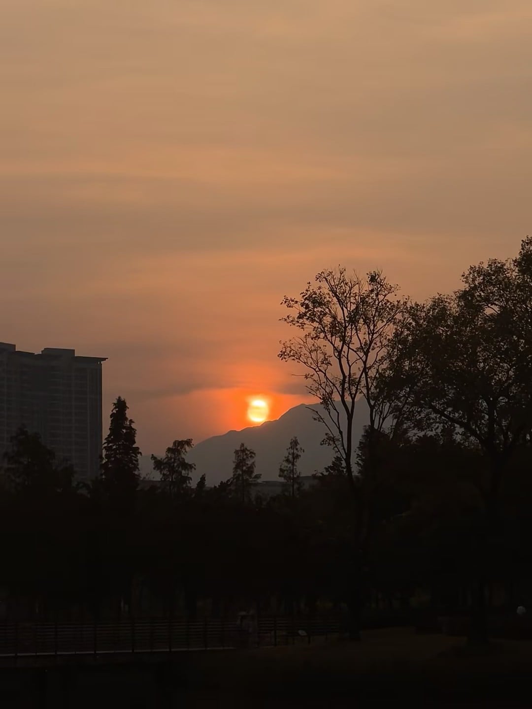 日落时分，山峦把太阳当糖炒着吃～