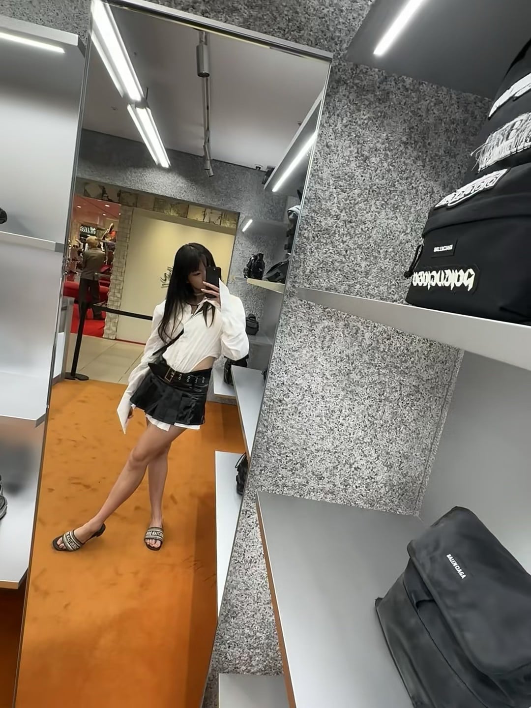 试衣间自拍存档｜白衬衫+黑皮裙的叛逆感，今天在Balenciaga店门口蹲了半小时等光