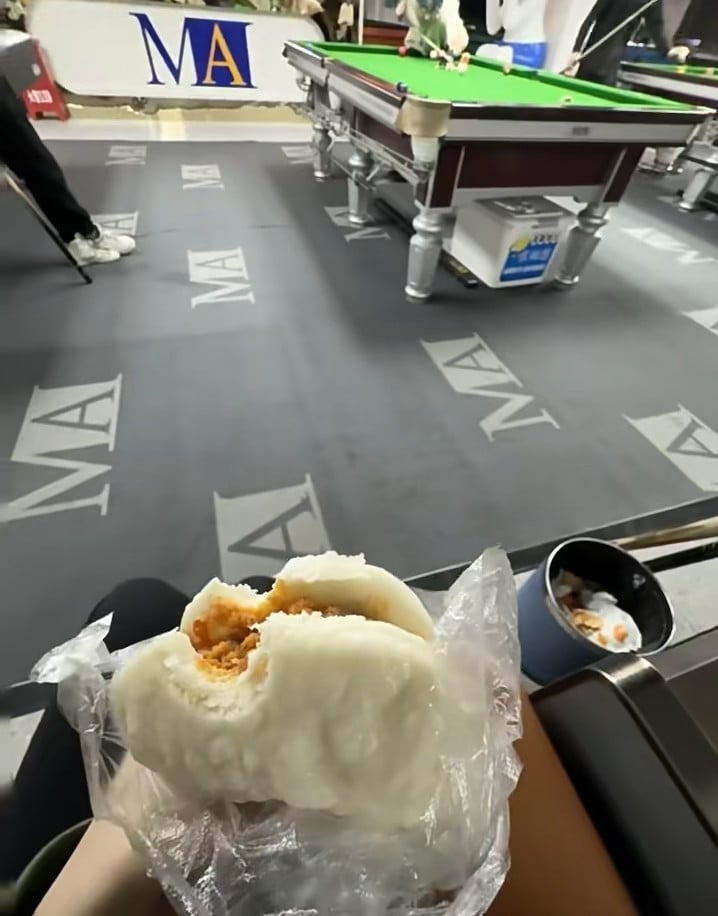 台球厅角落的早餐：白馒头配肉松，边看比赛边啃～