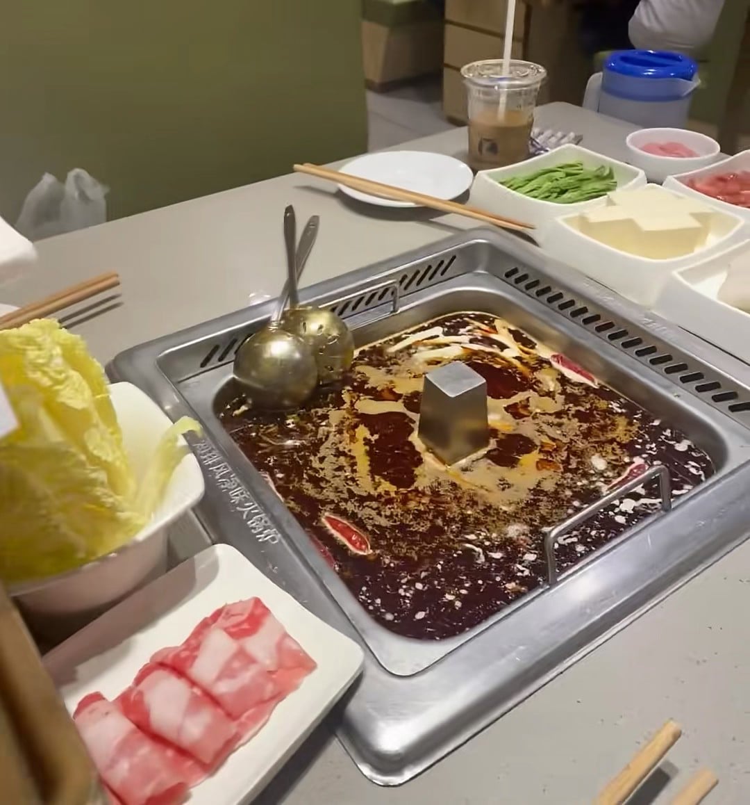 深夜火锅局｜在异国吃上这口红油，突然想家了…