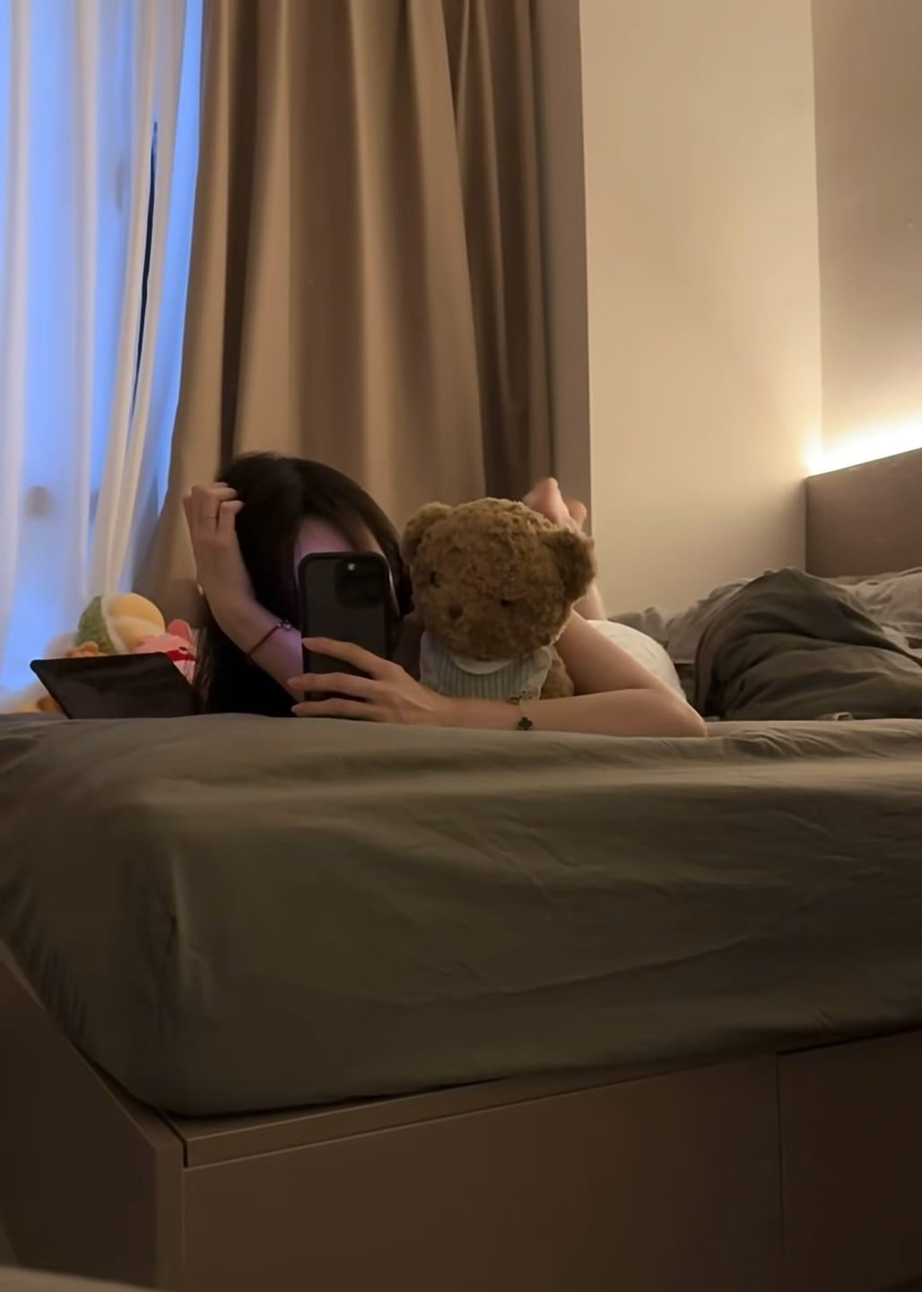 床头偷拍时刻｜抱熊看剧的懒人日常 🐻