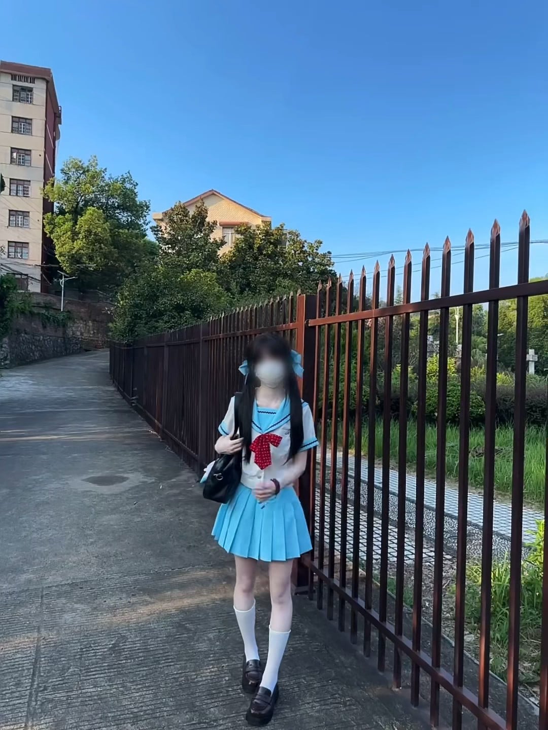 今天在街角偶遇一位蓝裙小天使，连风都替她打伞～