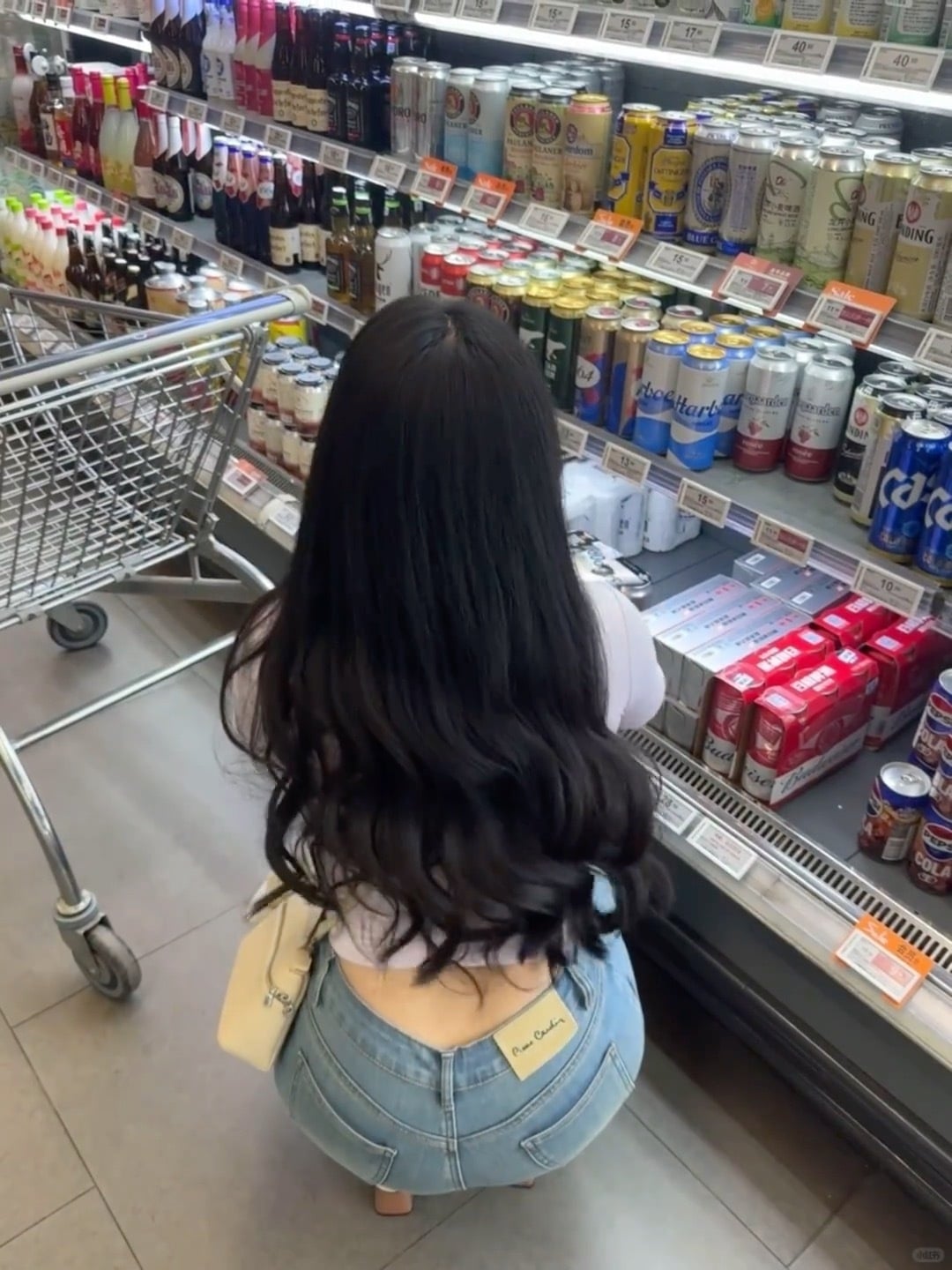 超市蹲货时刻｜这背影是懂‘蹲’的，但我的购物车早空了😅