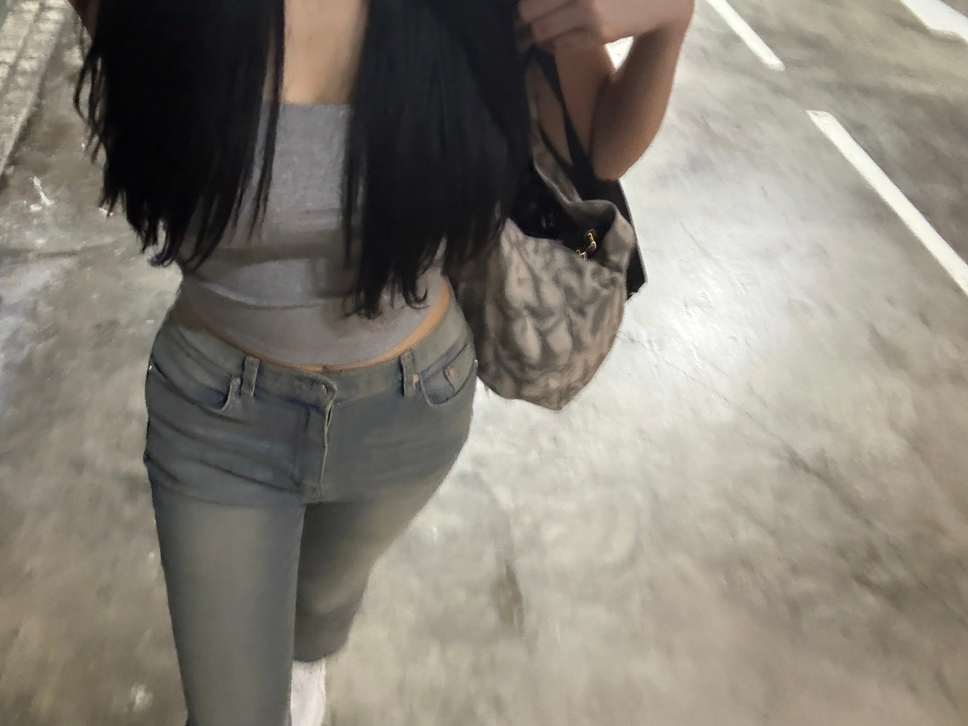 下班路上随手一拍，这裤子真能显腿长？
（不是我显高，是这水泥地太平整了）