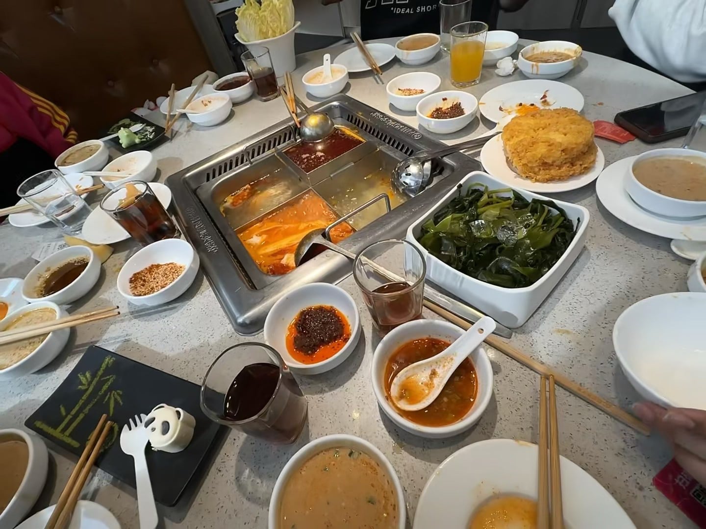 火锅局杀到一半发现锅底漏了…但谁在乎？