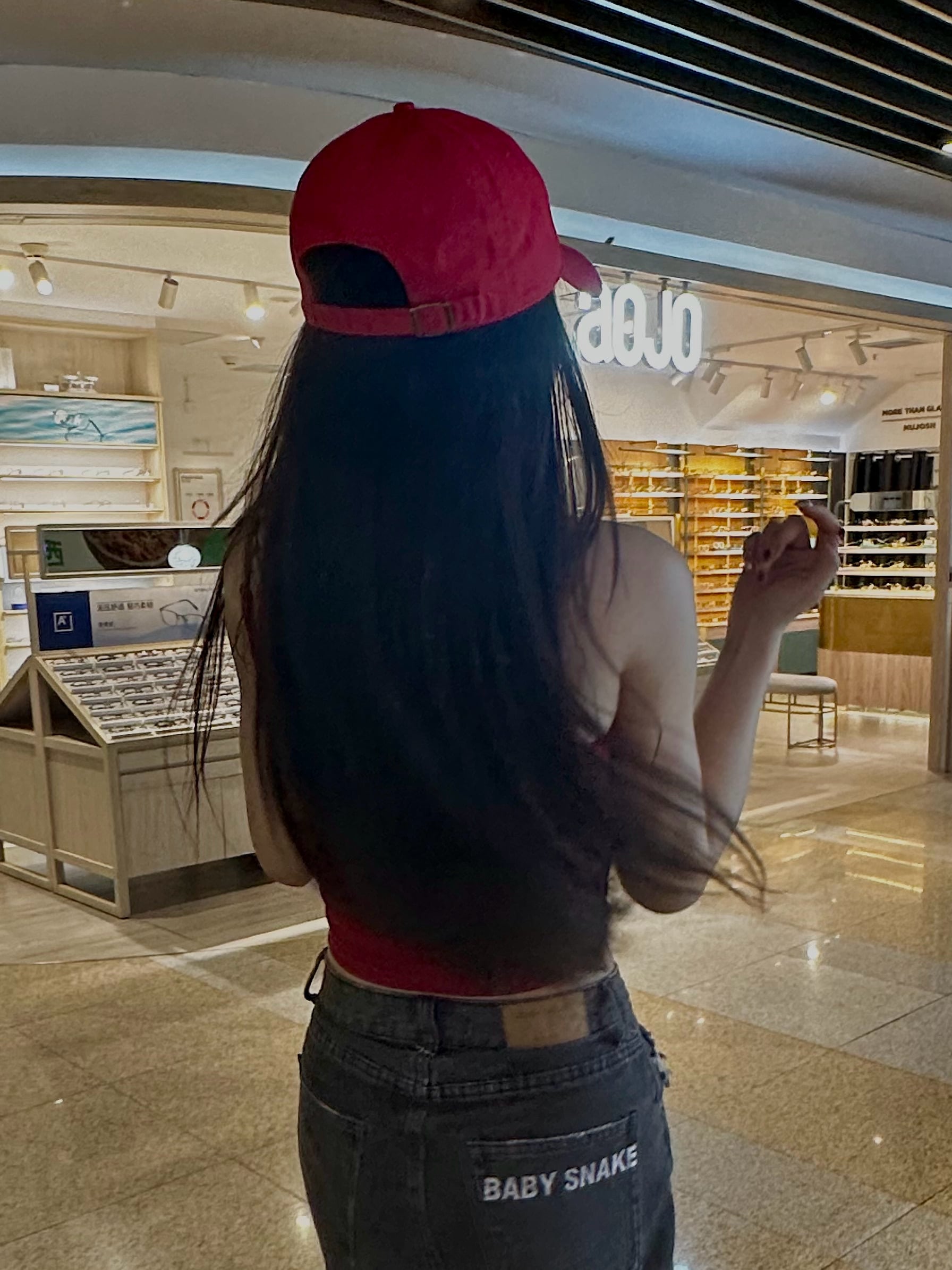 红帽配牛仔，风一吹就爱上自己