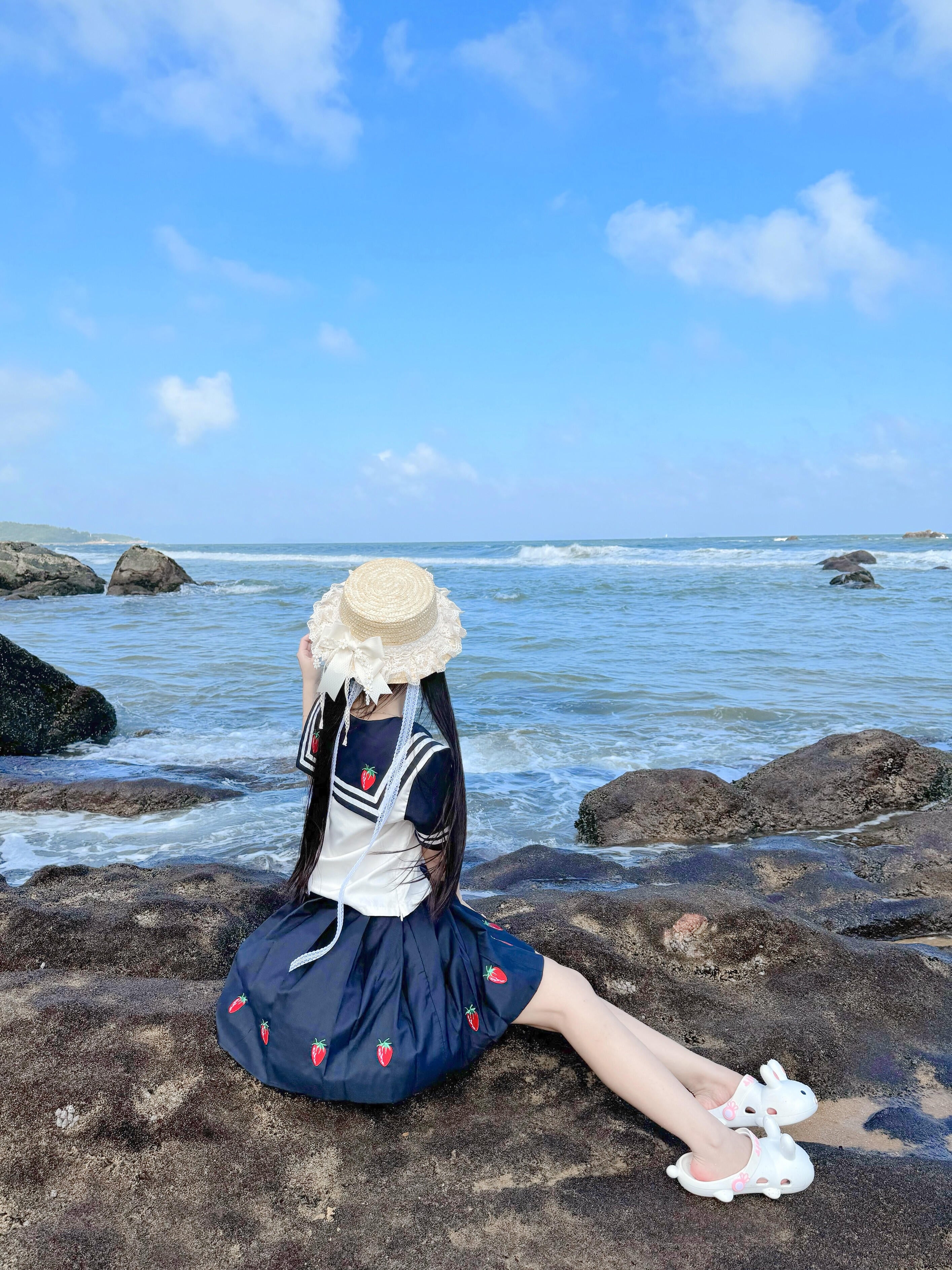海边发呆的下午，草莓裙配兔耳拖鞋，浪声是天然白噪音