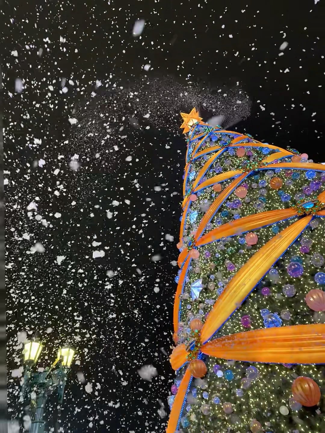 今晚街角的圣诞树突然开始下雪❄️ 路过St. James's Park，以为自己误入童话片场