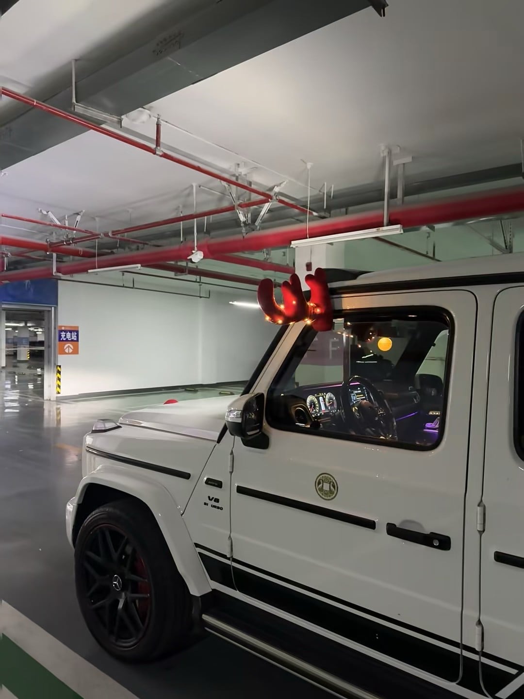 地下停车场偶遇圣诞鹿角G级，谁家车主这么有梗？