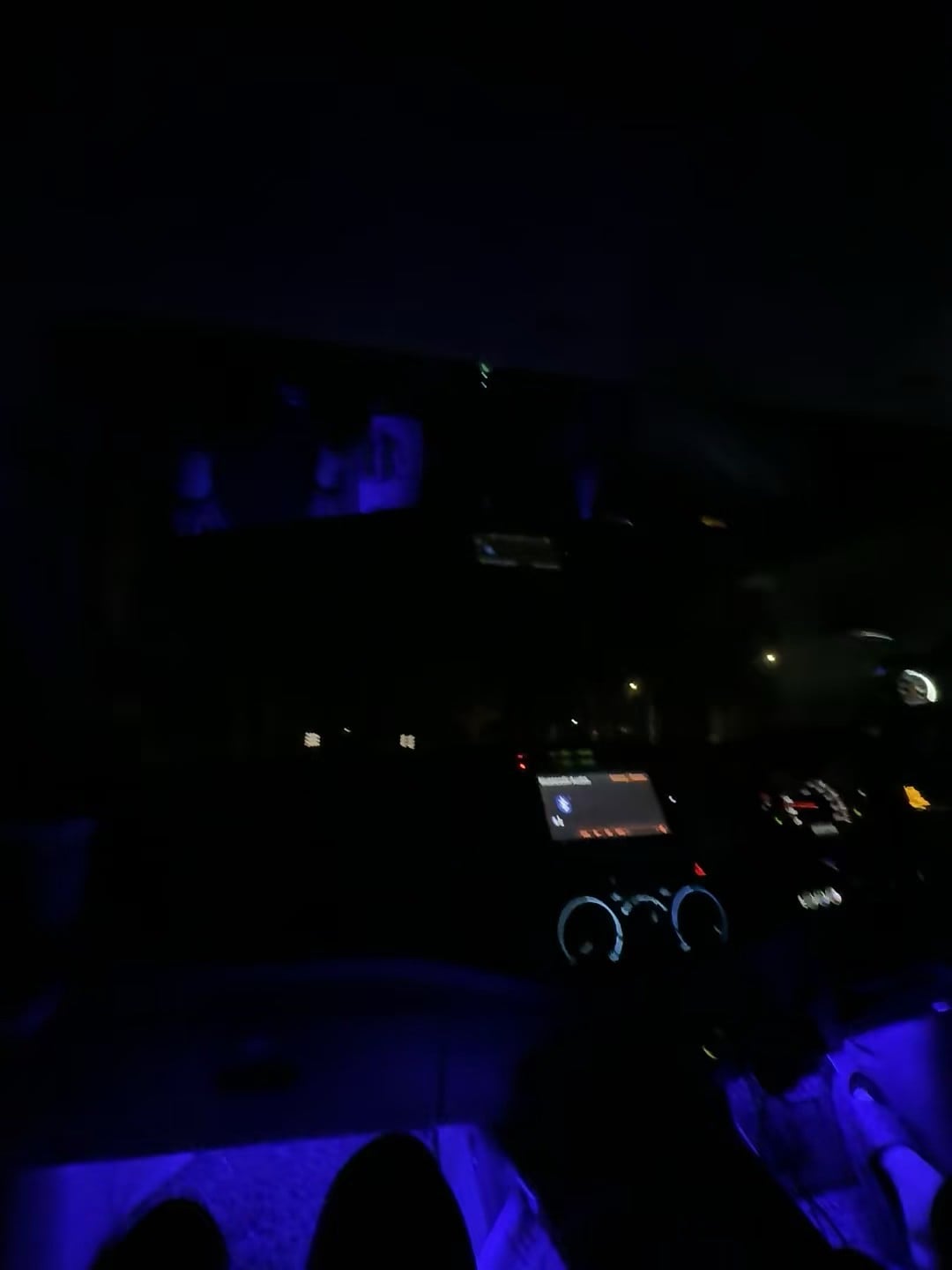 深夜开车回住处，蓝光氛围感拉满✨车里这波情绪价值我先冲了