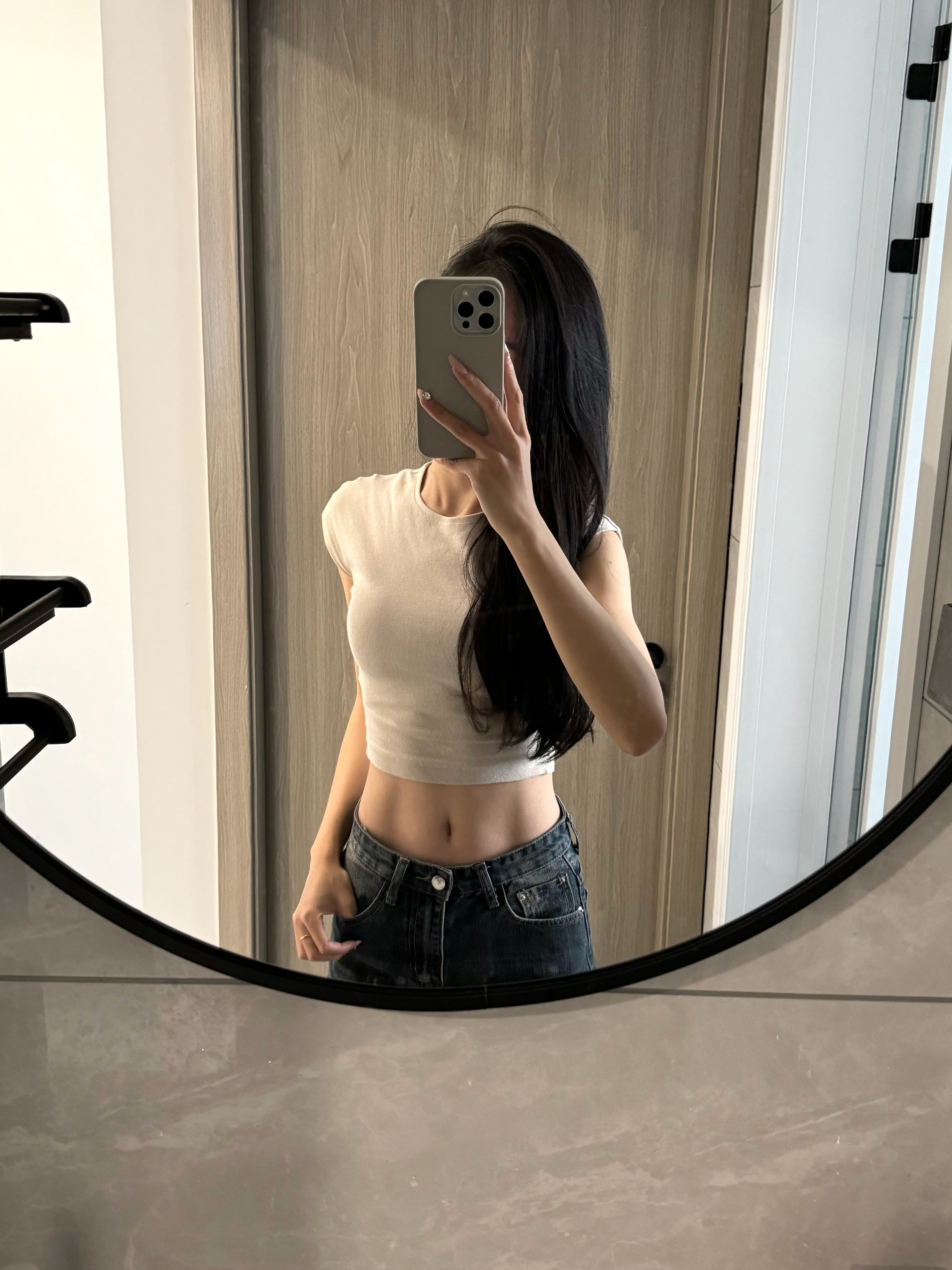 今天在公寓镜子前偷拍自己，白T配牛仔裤，腰线是最近的倔强