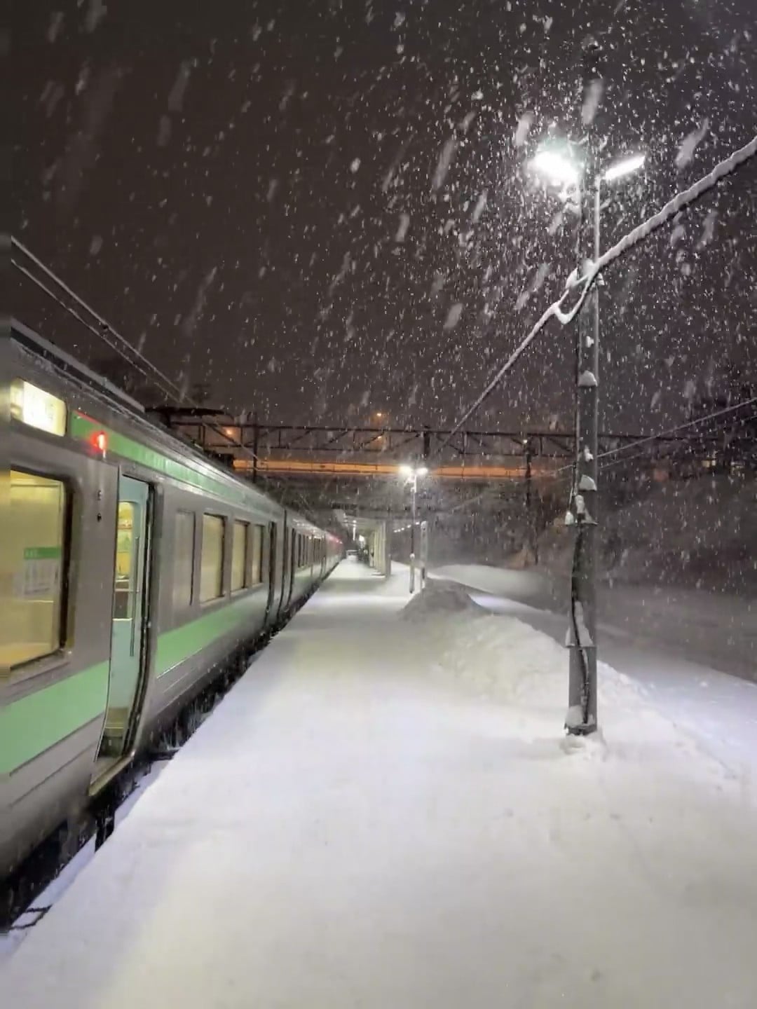 雪夜电车停靠站，像电影里偷拍的片段❄️