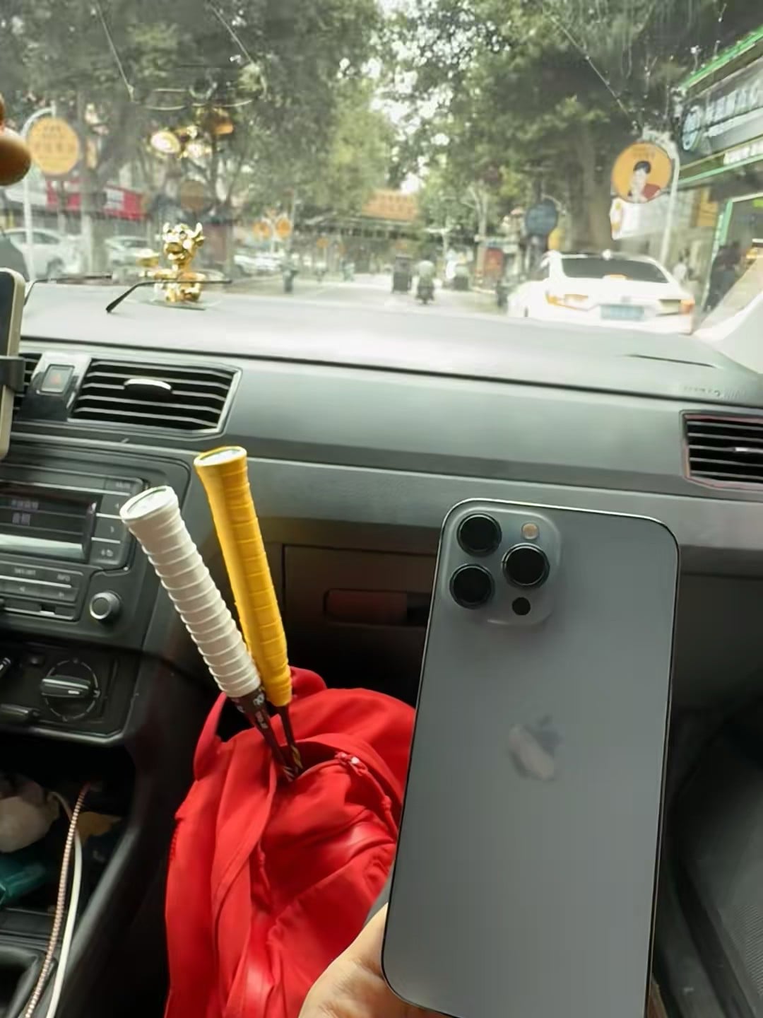 通勤路上的‘双拍’组合：羽毛球拍+iPhone13 Pro，今天在公交上被问了3次怎么握拍