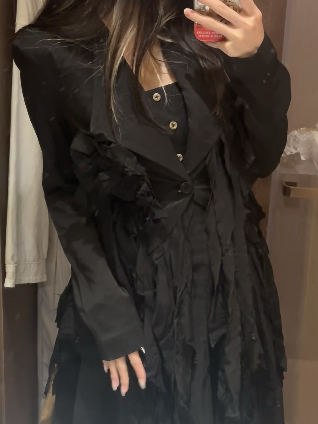 黑衣小恶魔上线 🖤 今天在公寓试穿新买的褶皱外套，袖口卡住手机好尴尬