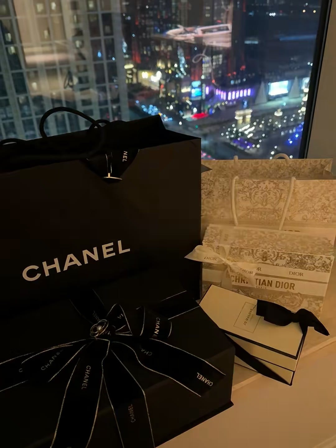 夜窗边的购物小确幸 🌃黑金与烫金的仪式感