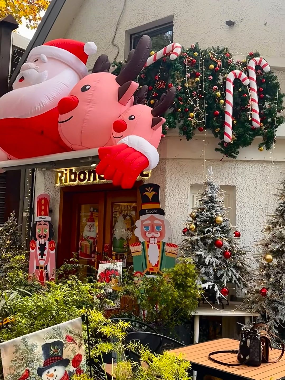 路过Ribone咖啡店，圣诞气球比我还胖…这装饰也太敢用了！