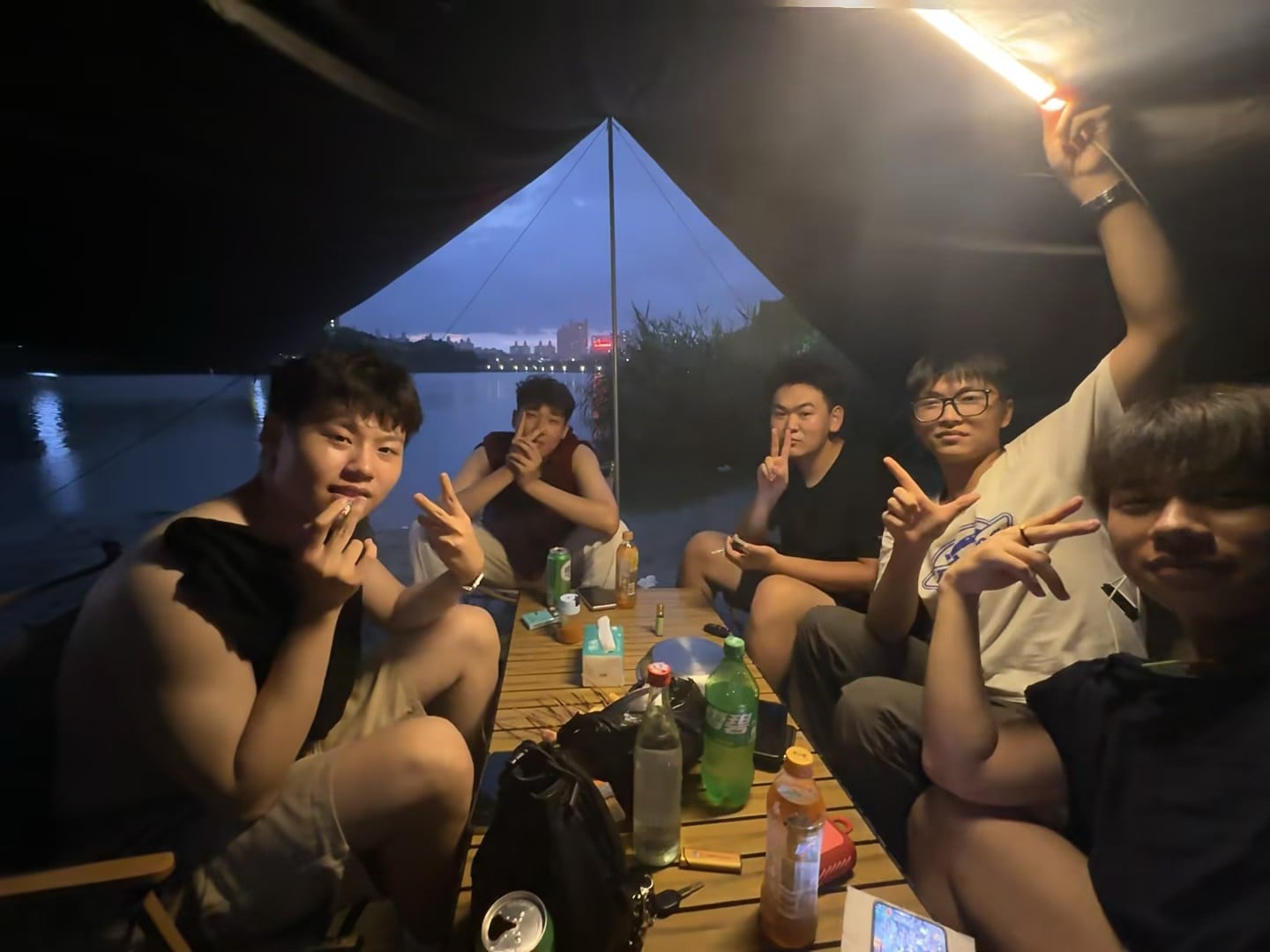 夜钓后小聚，帐篷下吹着湖风啃冰镇饮料 🍹