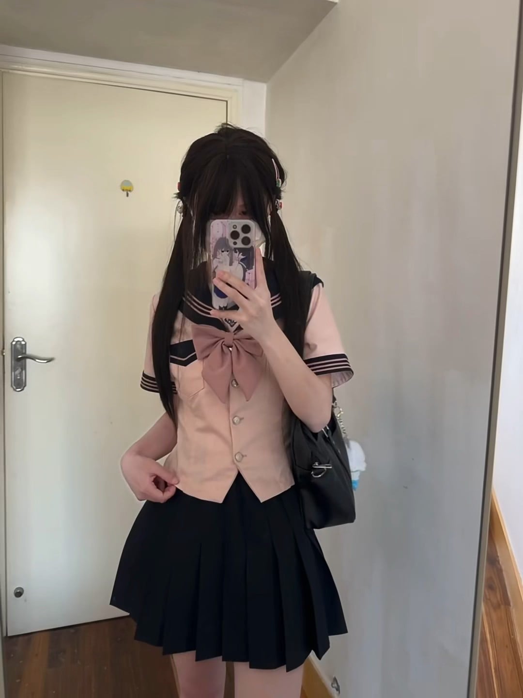 今天在公寓镜子前摆烂式自拍…校服穿了三年还没褪色？