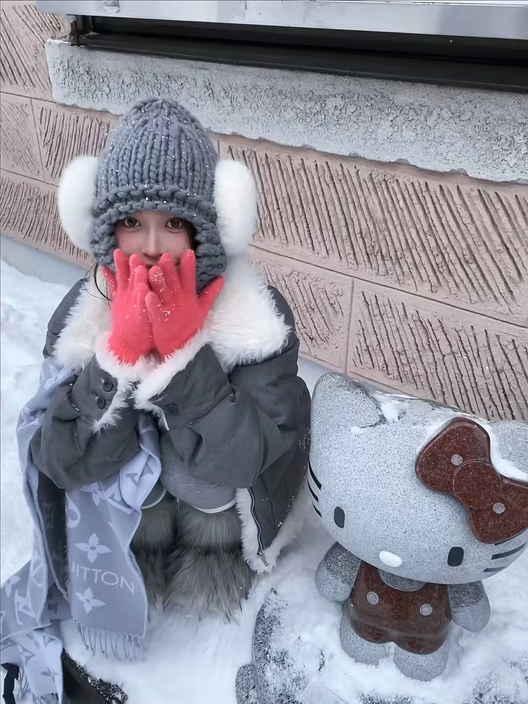 雪天蹲在Hello Kitty旁假装被冻僵…结果它比我还冷