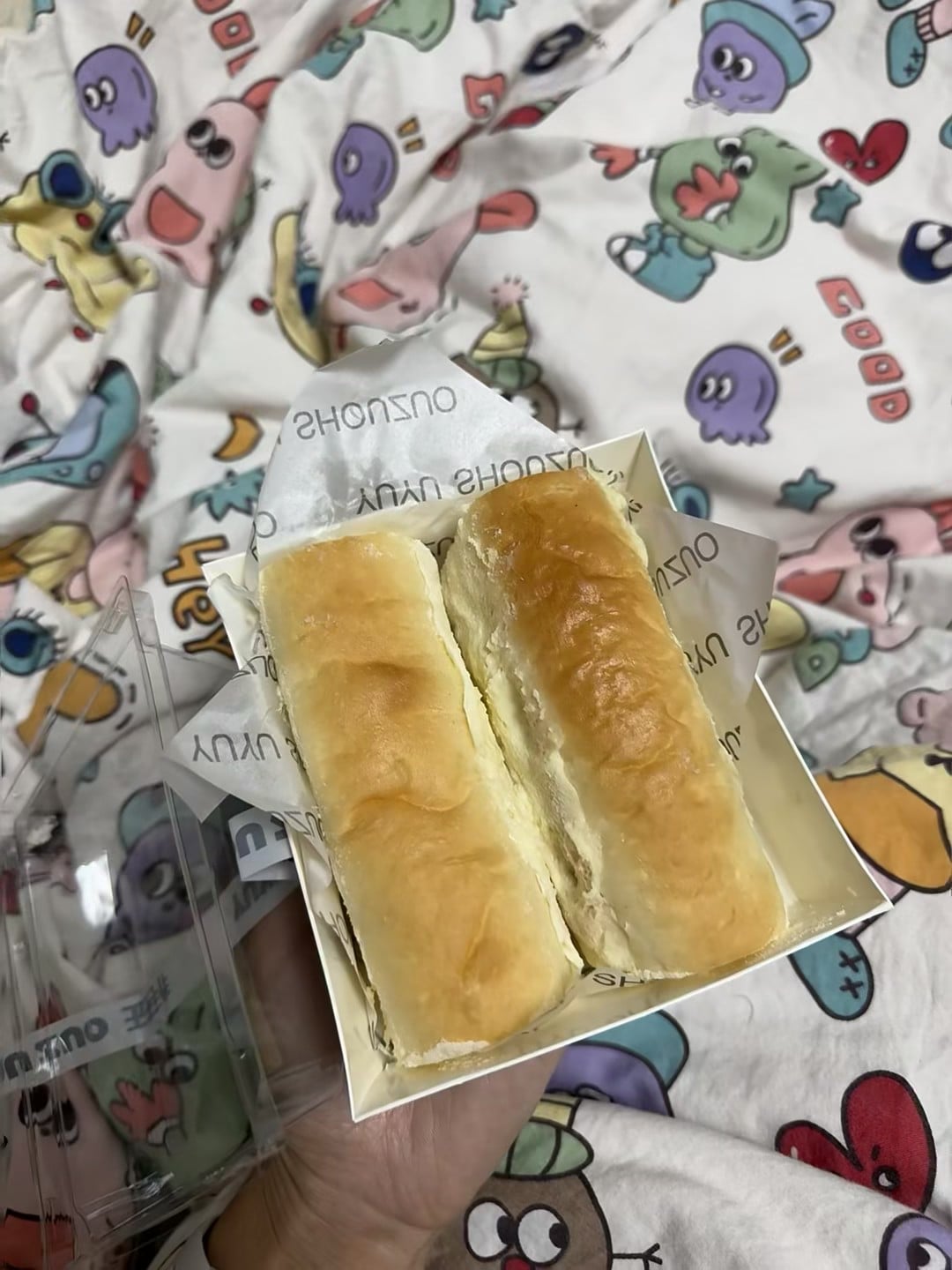 被床单上的小怪兽治愈了！今天在公寓床上拆开的快乐面包