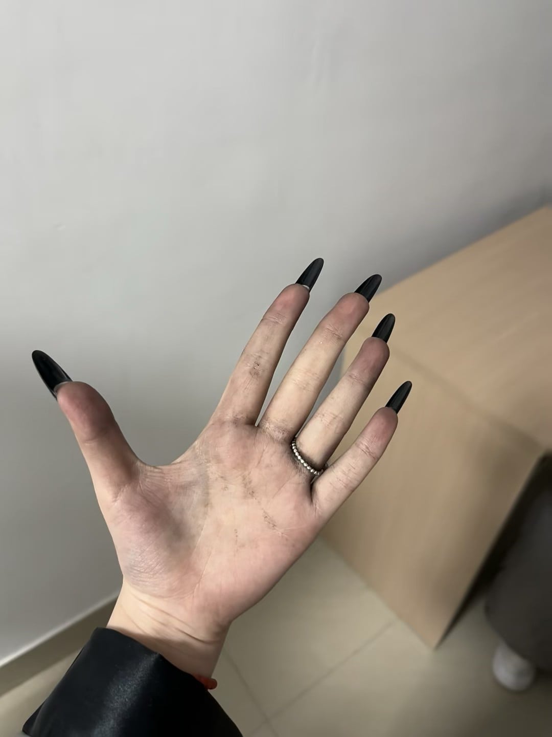 今天在公寓楼下蹭了把阳光，指甲终于不用藏进袖子里了
