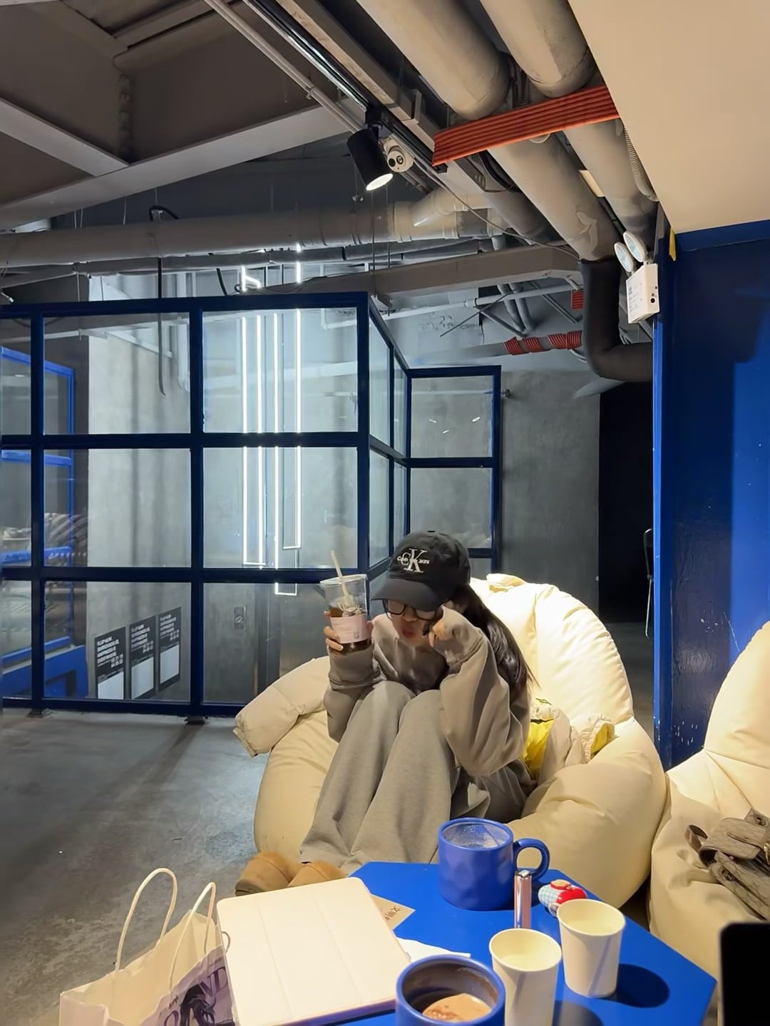 今天在Blue Glass Box喝到人生冰美式，豆子是本地小厂的，苦中带点焦糖香