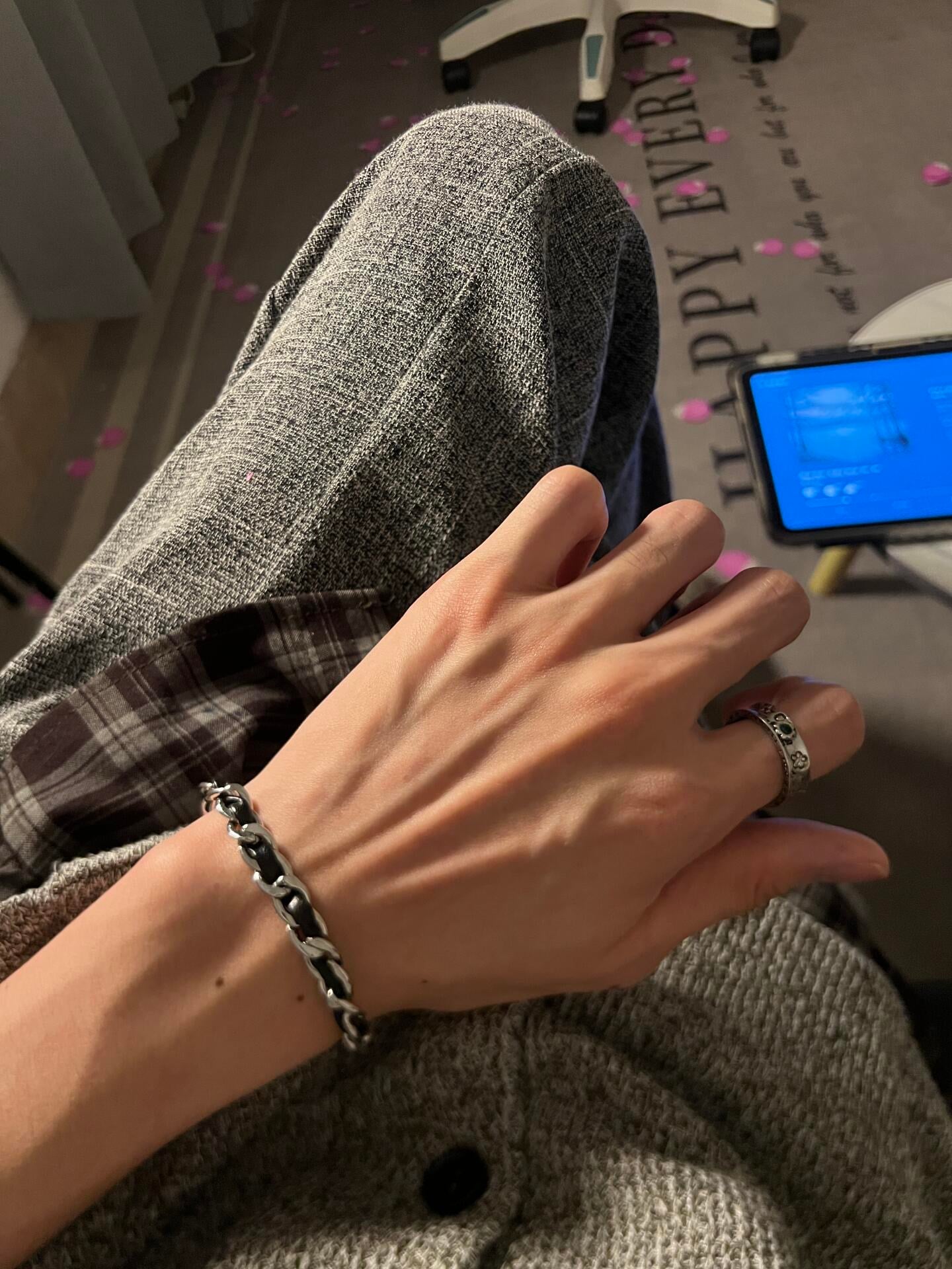 今天在沙发上摸鱼，手链和戒指是唯一认真对待的配饰