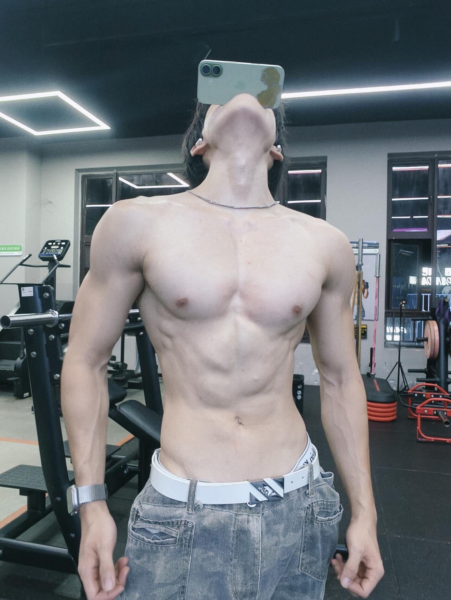 练完背肌抬头看手机的瞬间，脖子酸到想哭😭