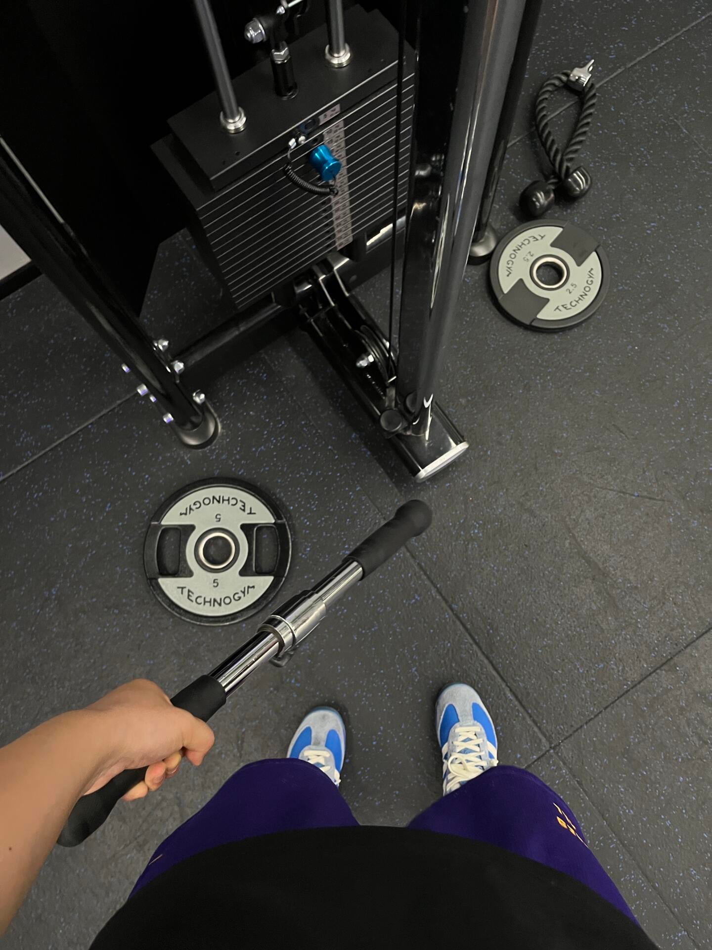 今天在健身房的5磅盘子上刻了‘TECHNOGYM’——这牌子真会玩，连配重片都自带反光板