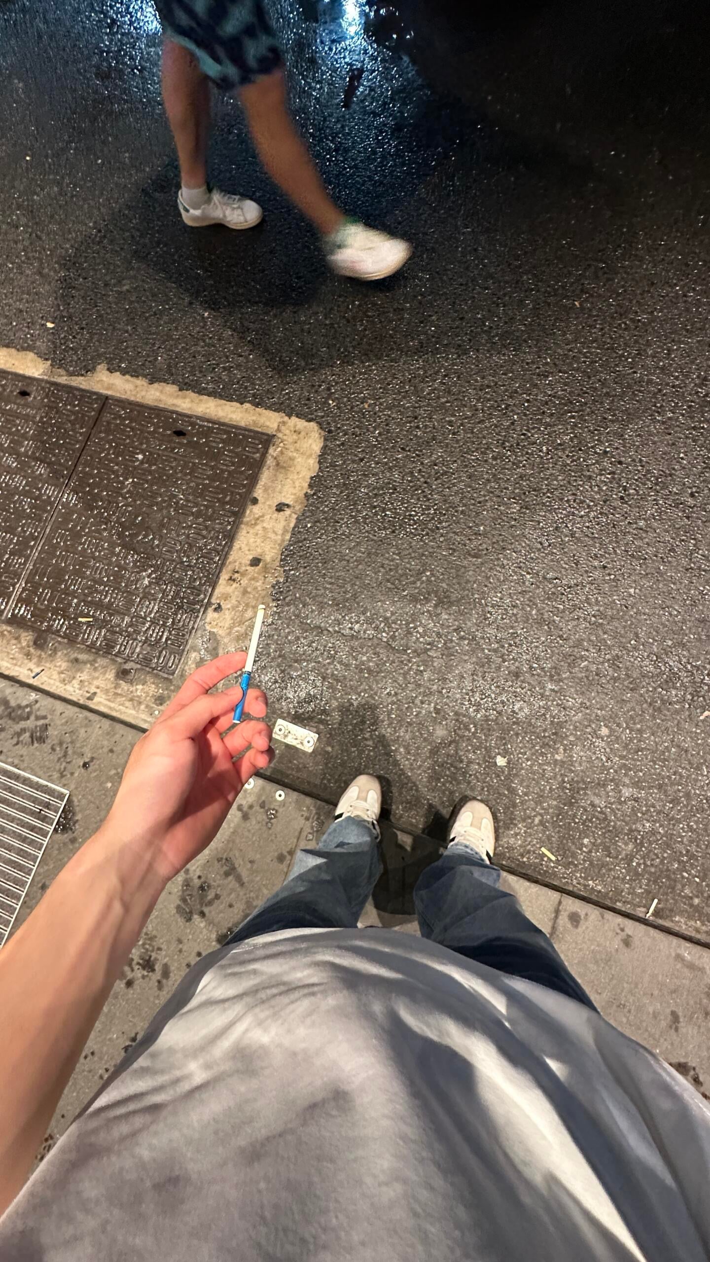 雨夜街角，一支烟的暂停键 🌧️
