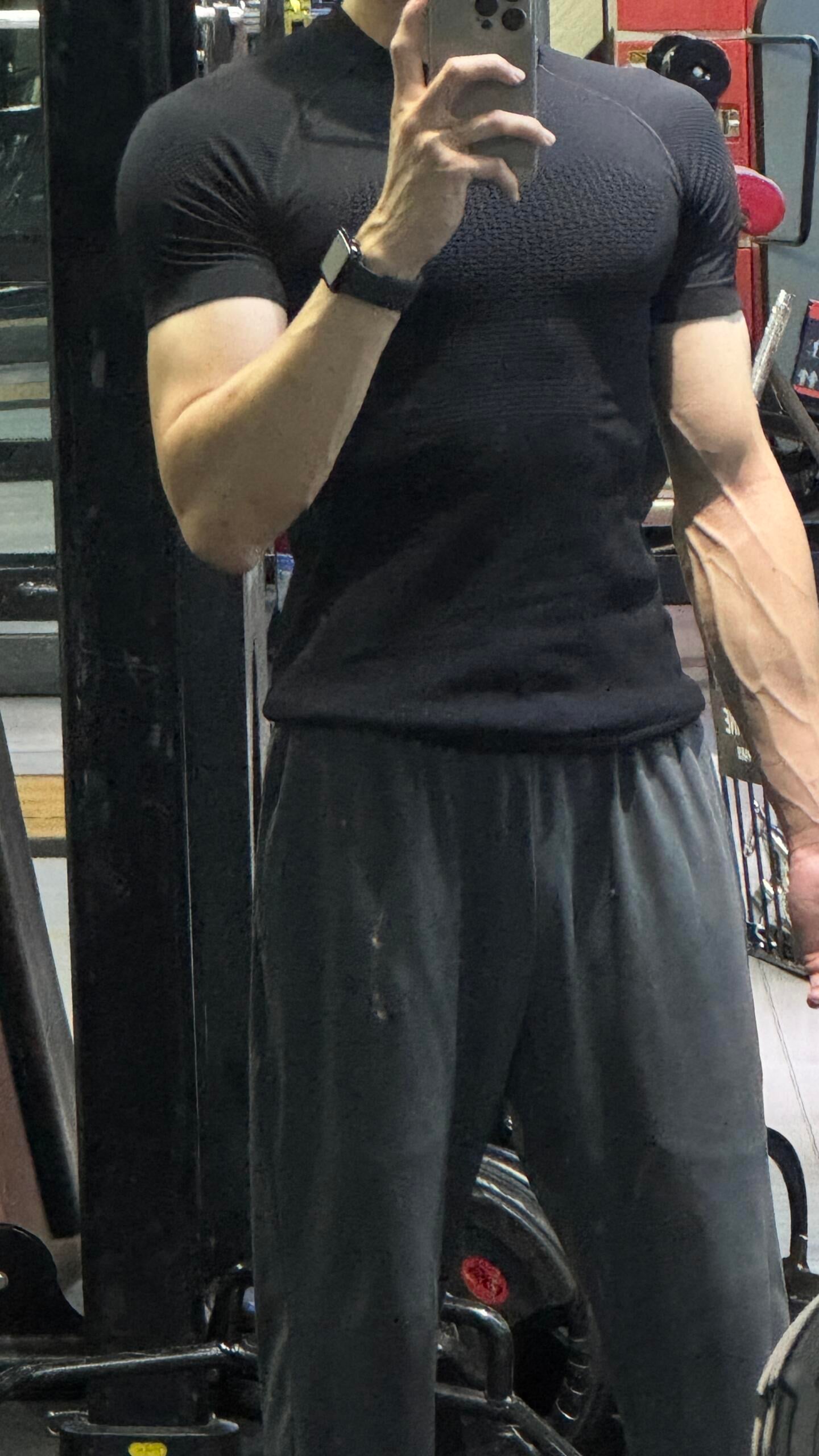 撸铁后手臂血管暴起，这身黑衣是健身房的战袍