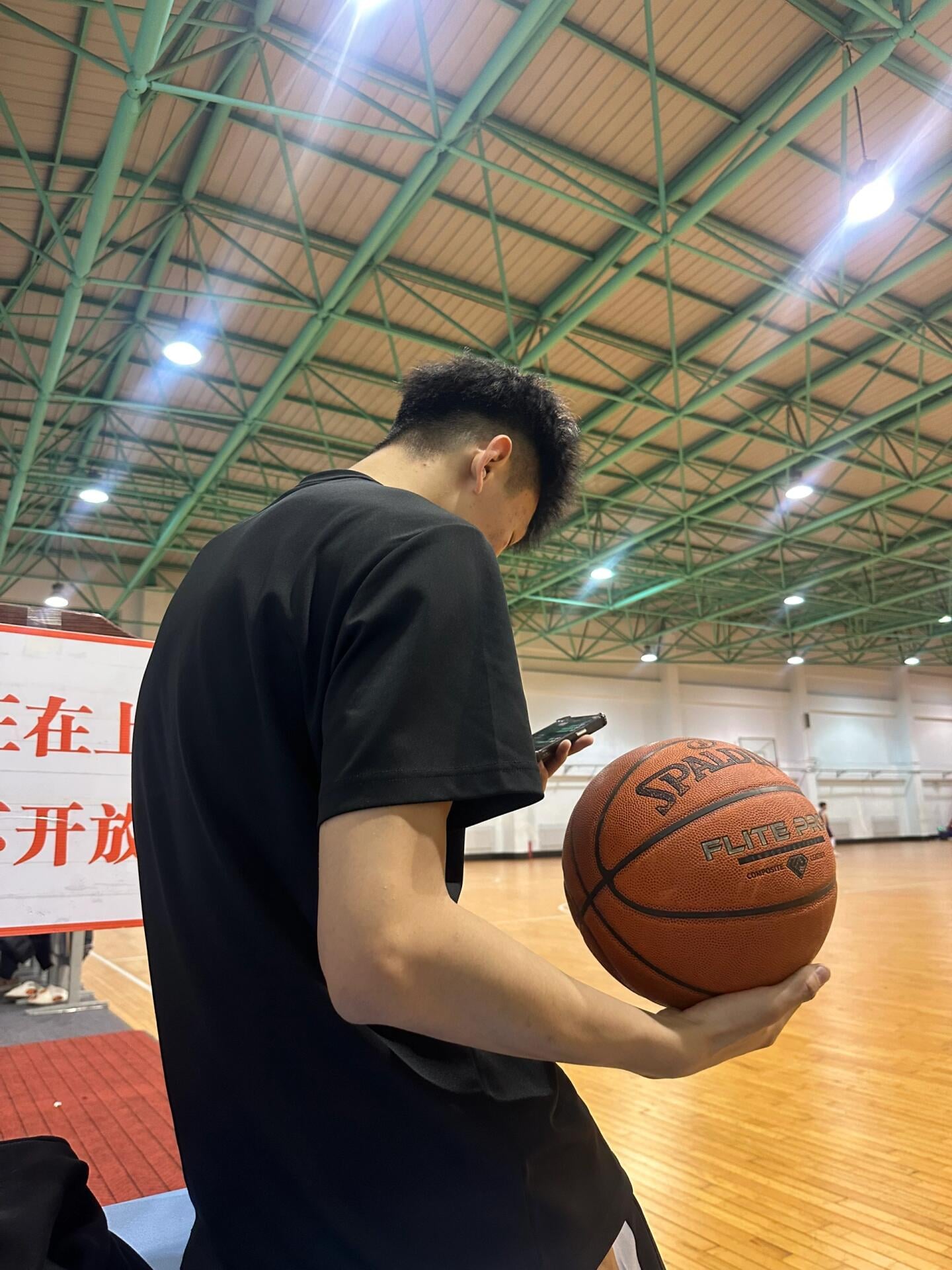 篮球场偷懒5分钟，手机和球都得握紧点
